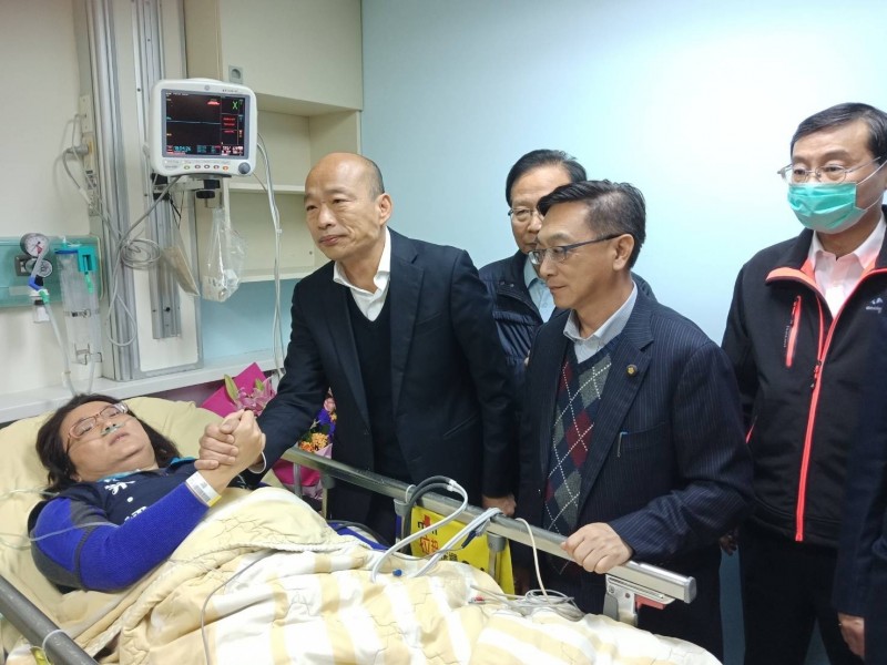 國民黨總統候選人韓國瑜與藍營立委探視陳玉珍,引發外界質疑作秀。(國民黨團提供)