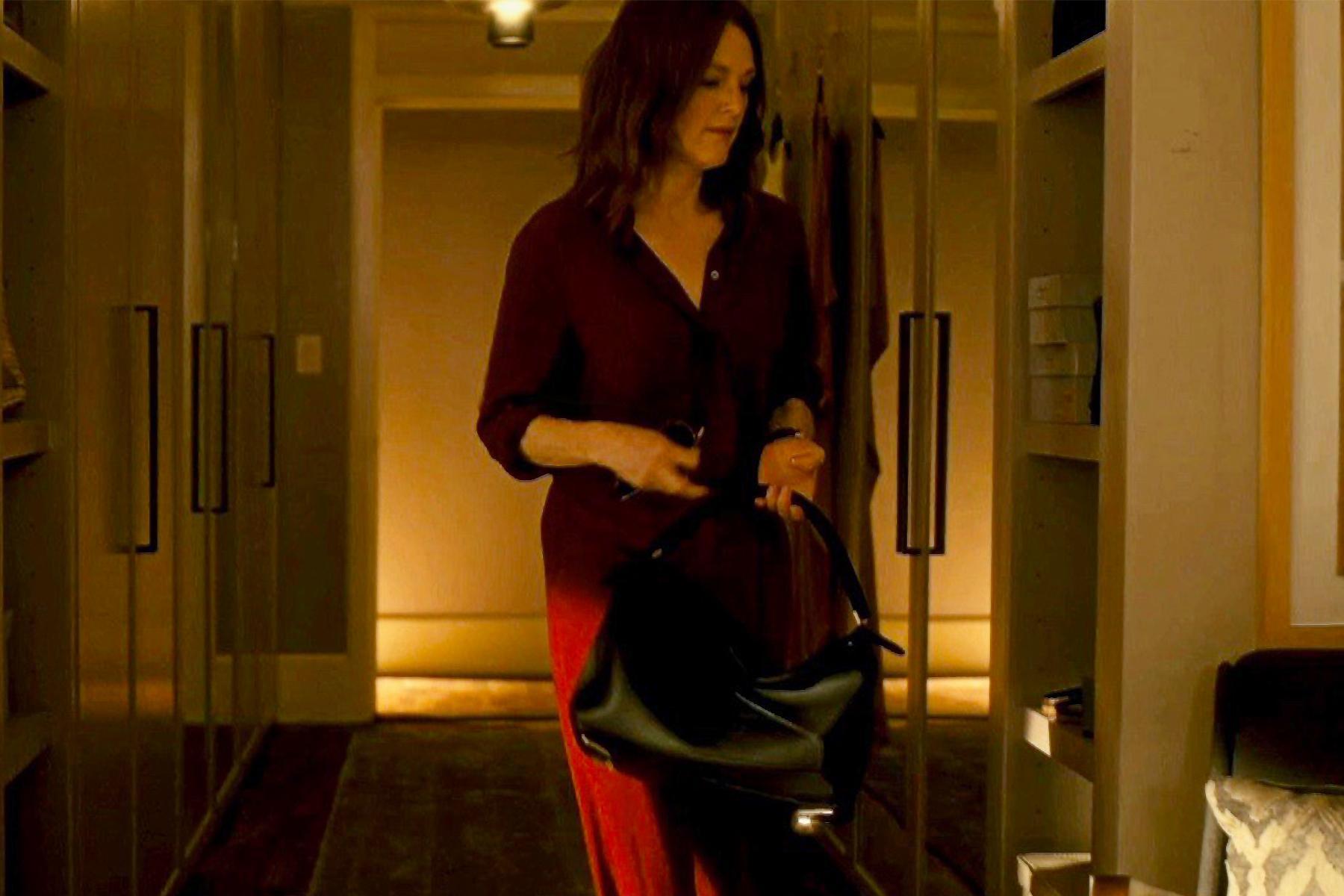 茱莉安摩爾(Julianne Moore)演出電影《你願意嫁給我老公嗎?》時,拎著Puzzle包款出現在鏡頭中。(LOEWE提供)