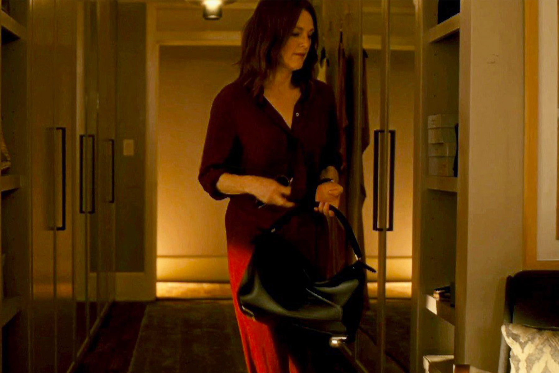 茱莉安摩爾（Julianne Moore）演出電影《你願意嫁給我老公嗎？》時，拎著Puzzle包款出現在鏡頭中。（LOEWE提供）