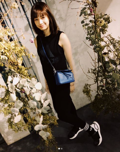 簡嫚書一身黑色look,以斜背的小巧尺寸Puzzle展現個人風格。(LOEWE提供)