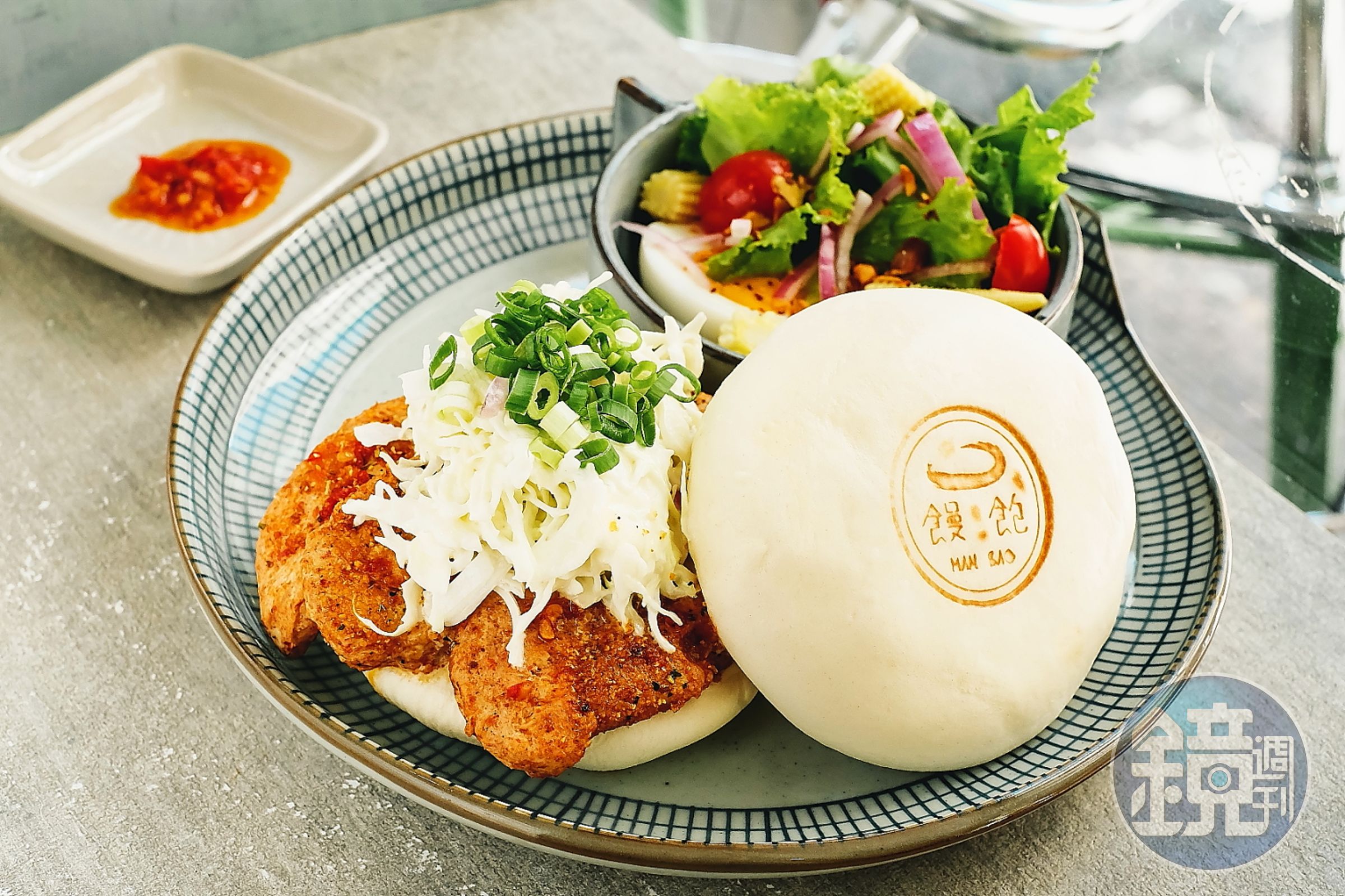 使用4種辣椒、胡椒和蜂蜜等超過11種香料醃漬的「天麻椒香祕汁雞」，是「饅飽」的招牌餐點之一。（250元／份）
