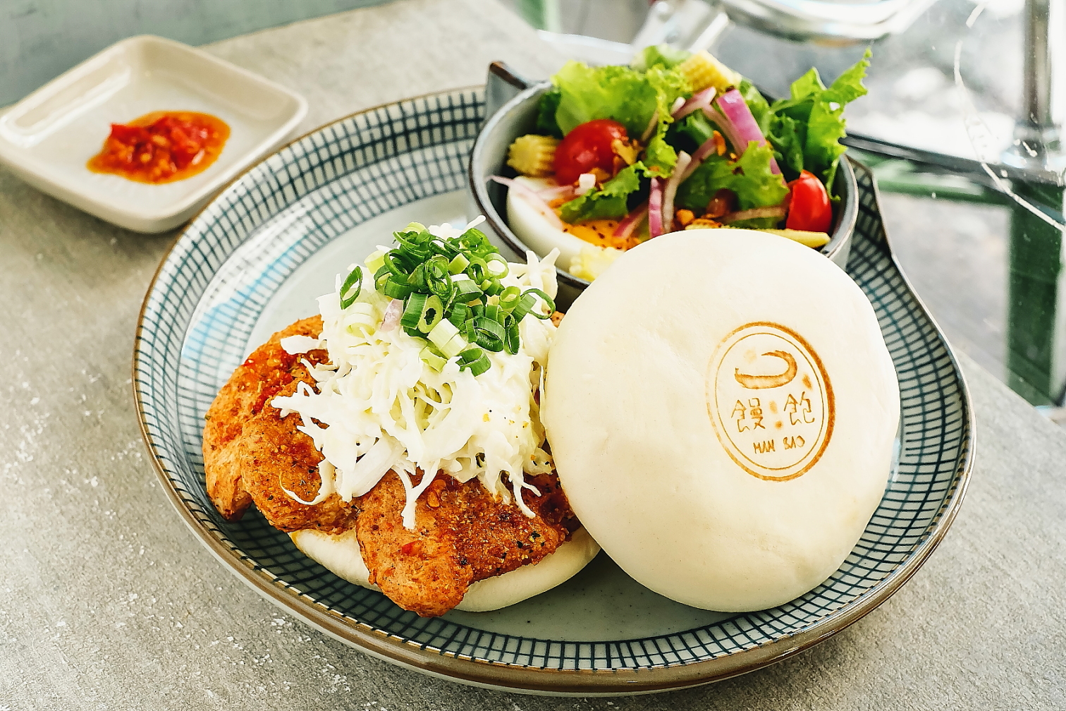 使用4種辣椒、胡椒和蜂蜜等超過11種香料醃漬的「天麻椒香祕汁雞」，是「饅飽」的招牌餐點之一。（250元／份）