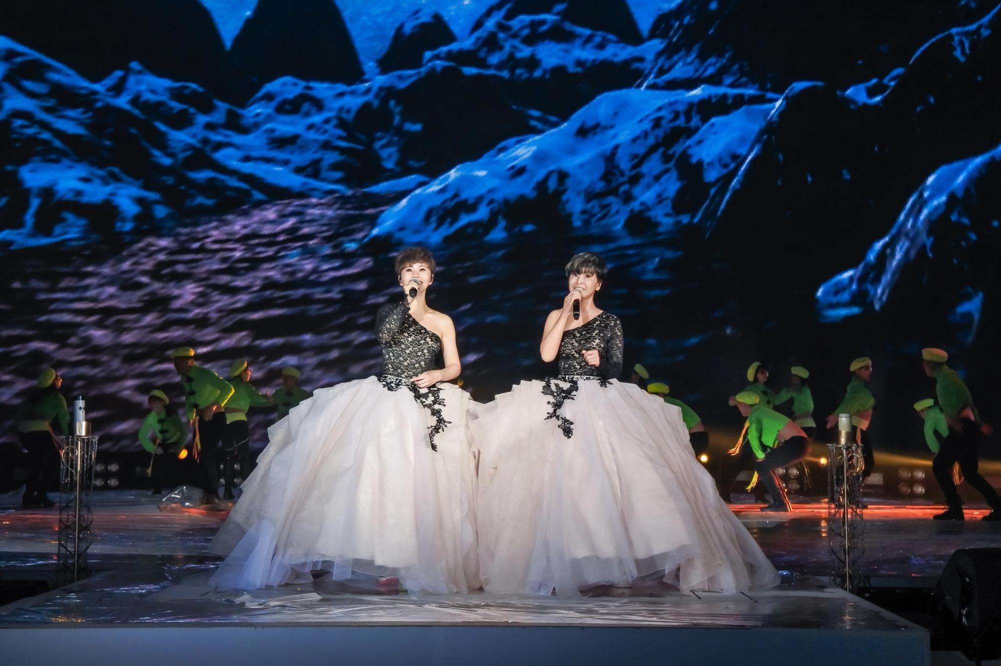 詹雅雯與妹妹詹雅云以一襲愛心連體裝合體現身,演唱歌曲〈越山嶺〉〈車站惜別〉和〈真情放水流〉為演唱會揭開序幕。(寬宏藝術提供)
