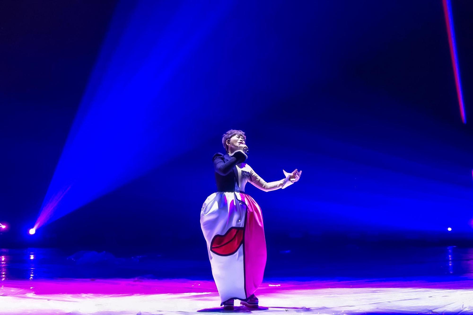 詹雅雯演唱會上更與歌迷們宣布2020年5月9日台中加演一場,希望今晚聽不夠的歌迷,一定要再買票。(寬宏藝術提供)