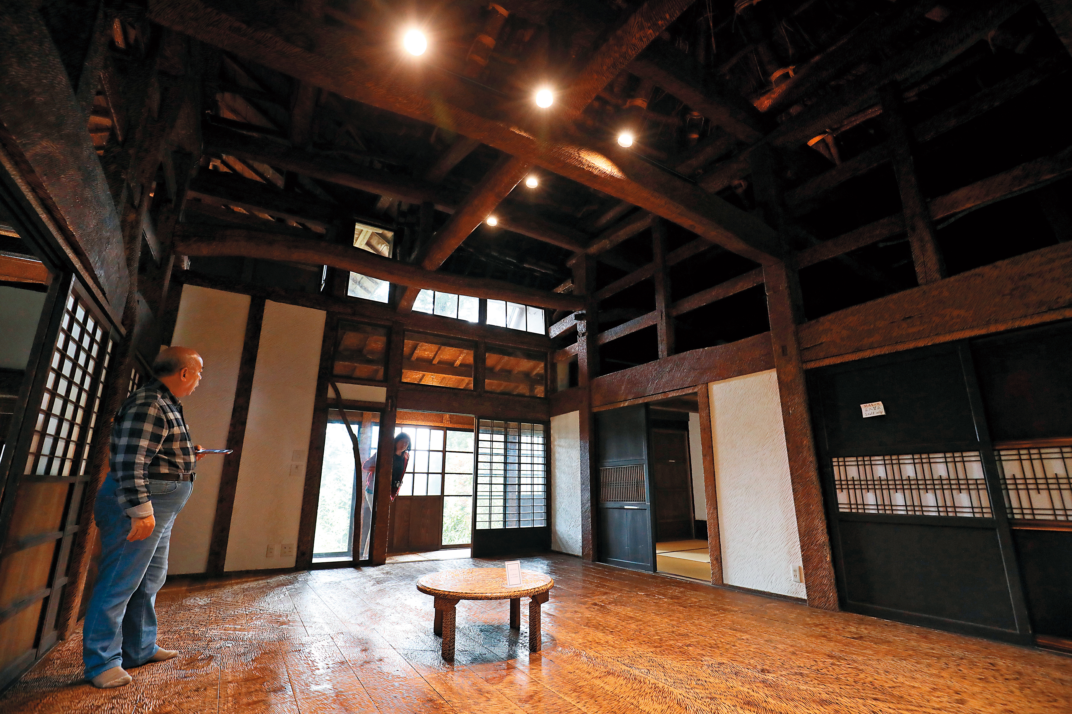 雕刻家鞍掛純一與日本大學藝術學部雕刻課的學生們，花了2年半時間完成老屋的雕刻，從地板到屋頂，沒有遺漏任何一個角落。