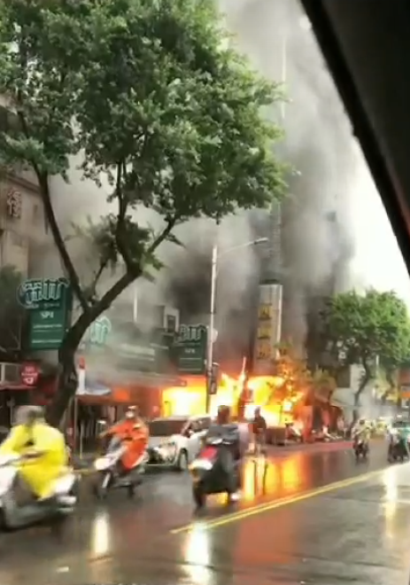 林森北路的四面佛寺遭一名雨衣男子縱火，火勢一發不可收拾。（翻攝畫面）