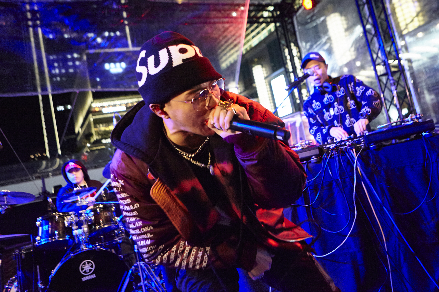 ØZI熱力十足，寒風中狂以音樂撩歌迷。（簡單生活節提供）