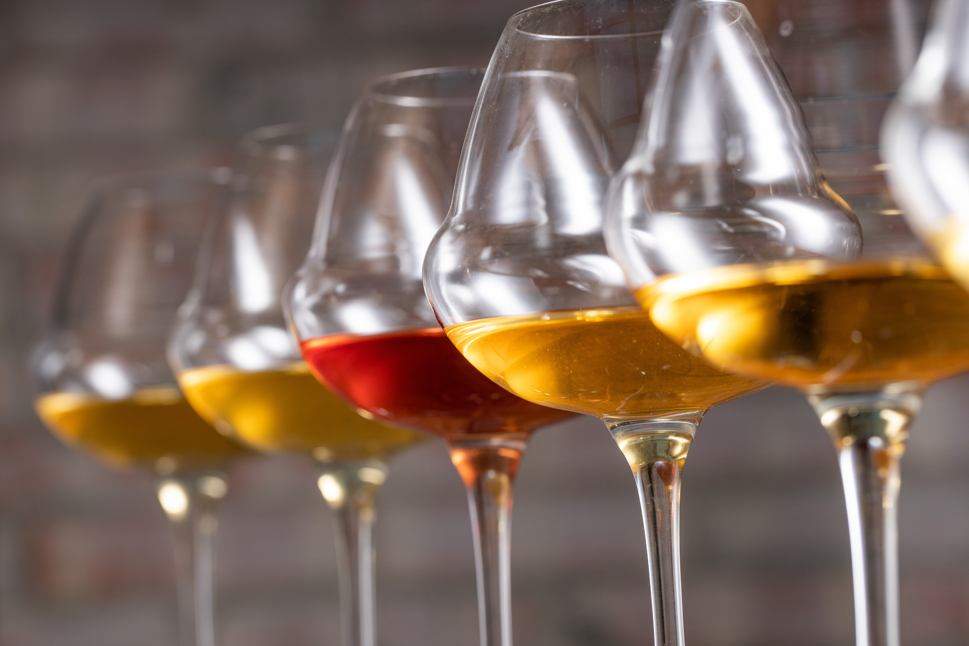 酒色介於紅、白酒之間的橘酒，因自然派風潮再度走紅。