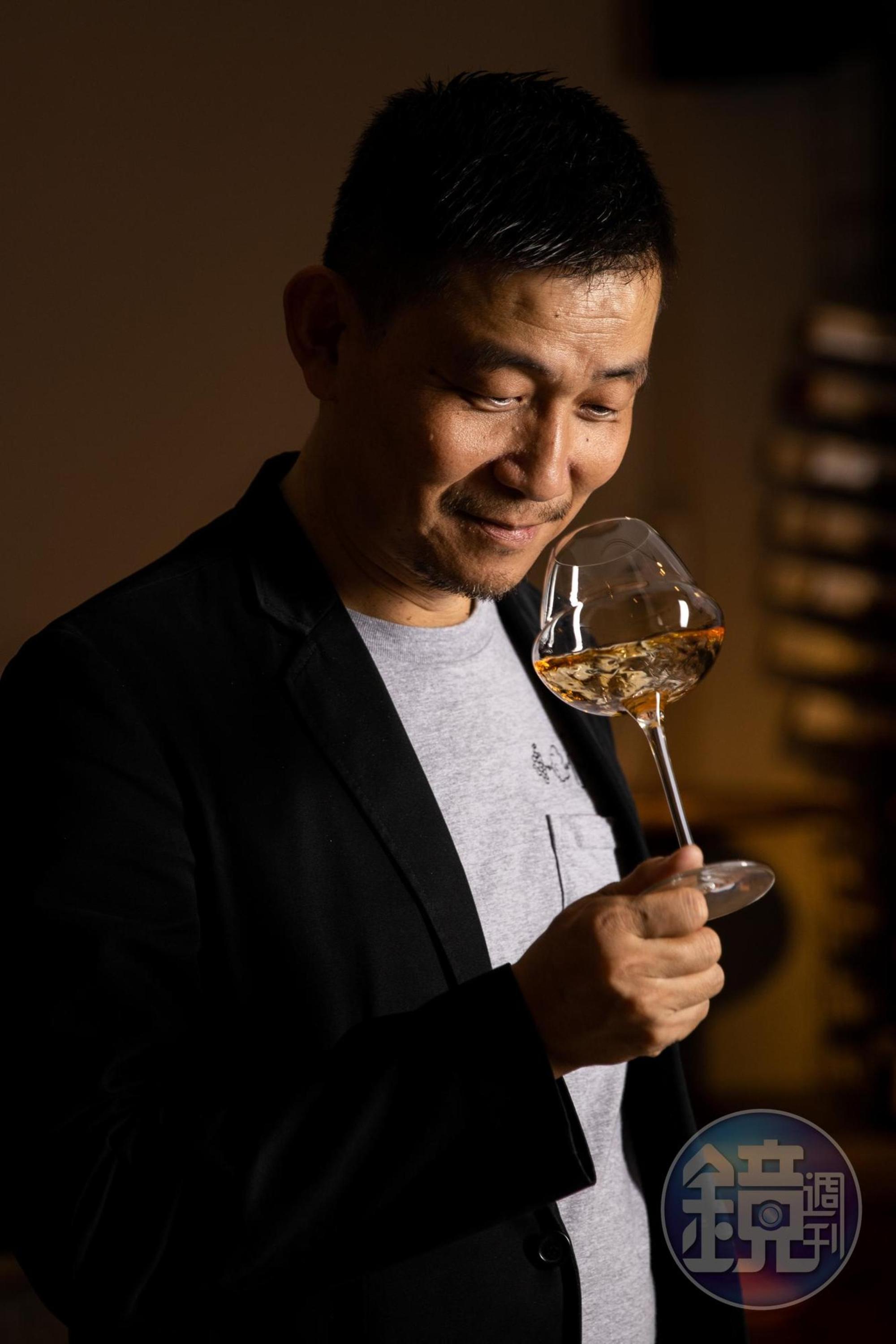 葡萄酒作家林裕森認為橘酒提供了葡萄酒搭餐的廣度,建議適飲溫度為10~18度C。