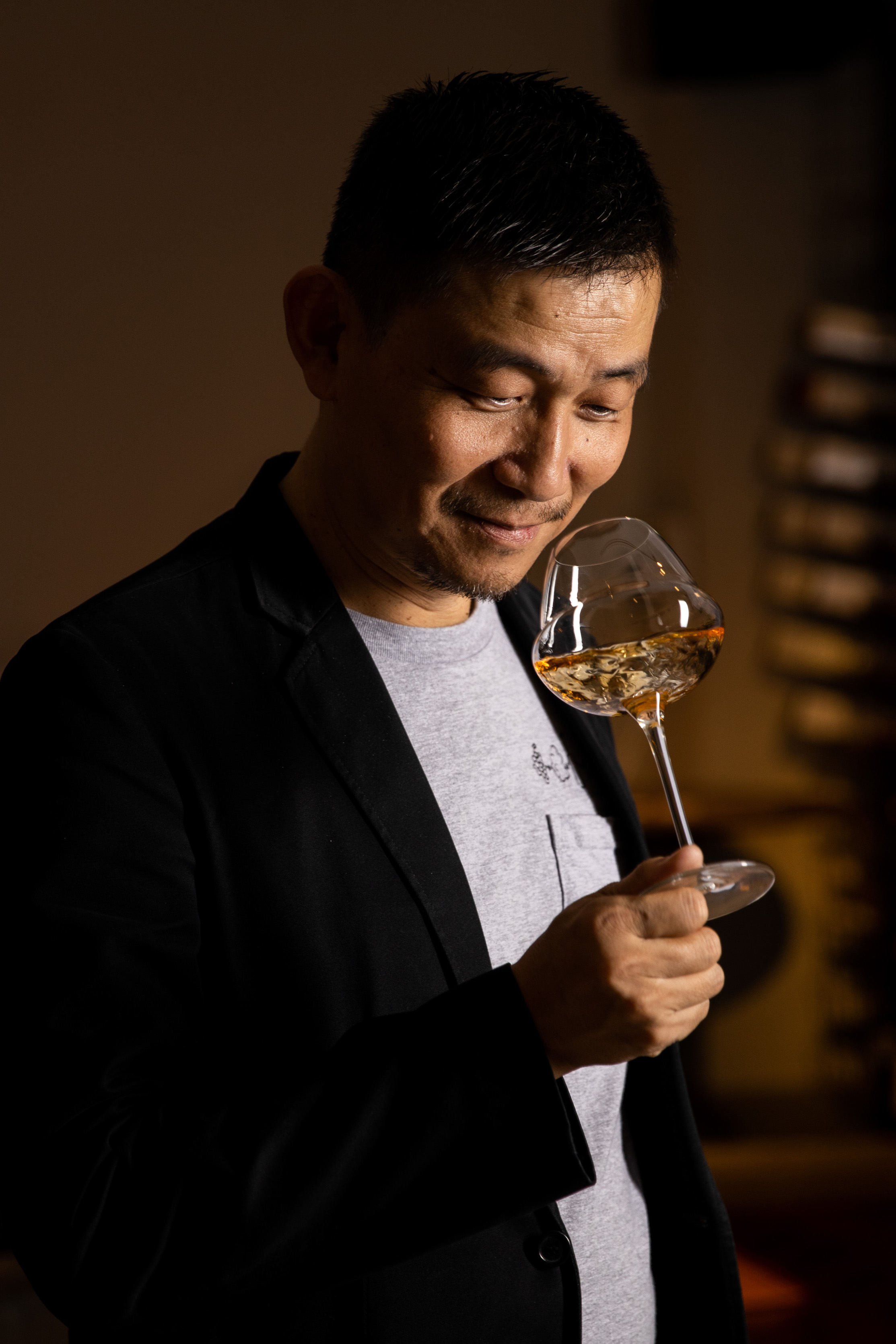葡萄酒作家林裕森認為橘酒提供了葡萄酒搭餐的廣度，建議適飲溫度為10～18度C。