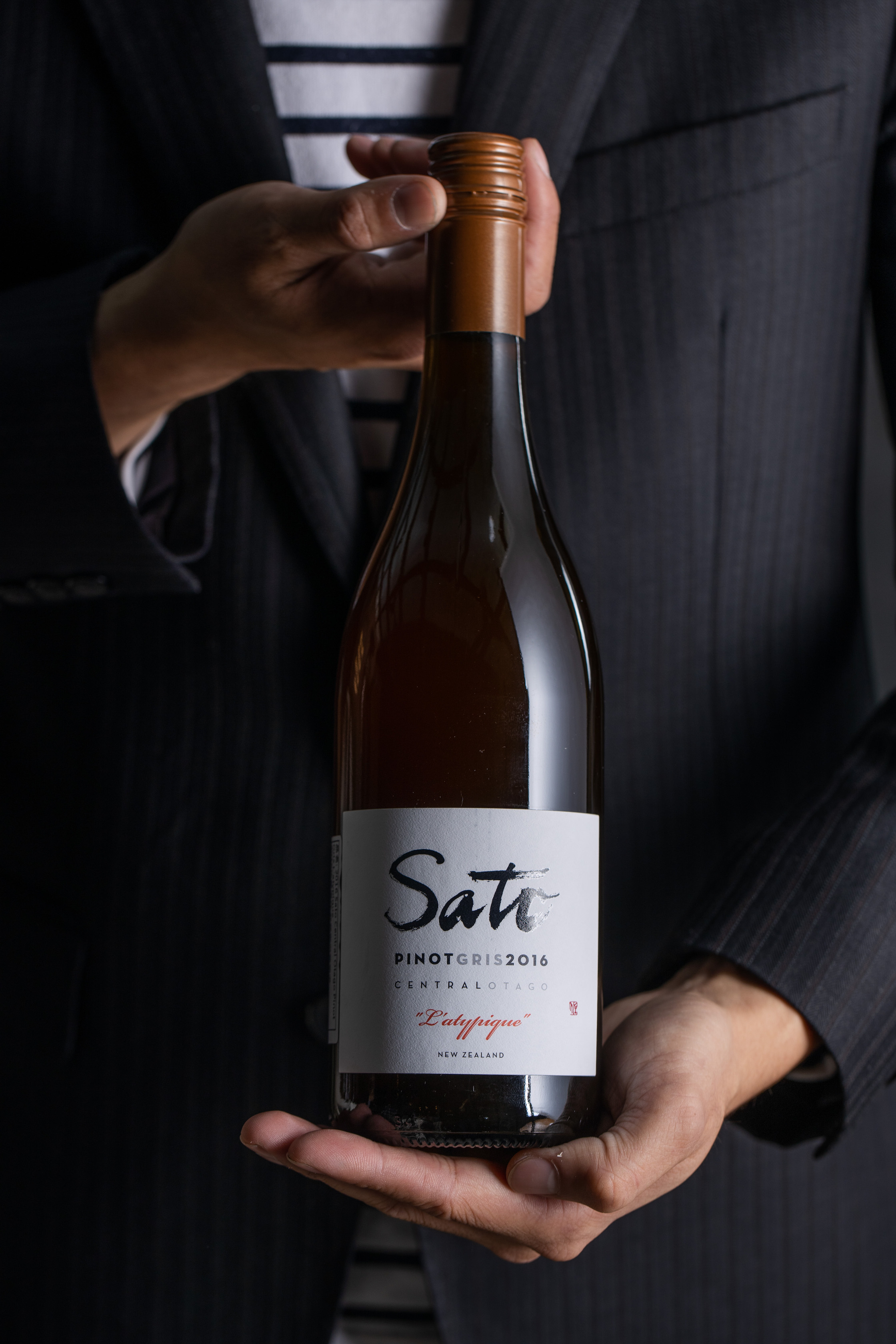 「Sato Central Otago Pinot Gris L'atypique 2016」由一對日本夫妻在紐西蘭經營的精品酒莊，生產灰皮諾做的橘酒。（1,350元／瓶，代理商：鈞太 02-2776-0066）
