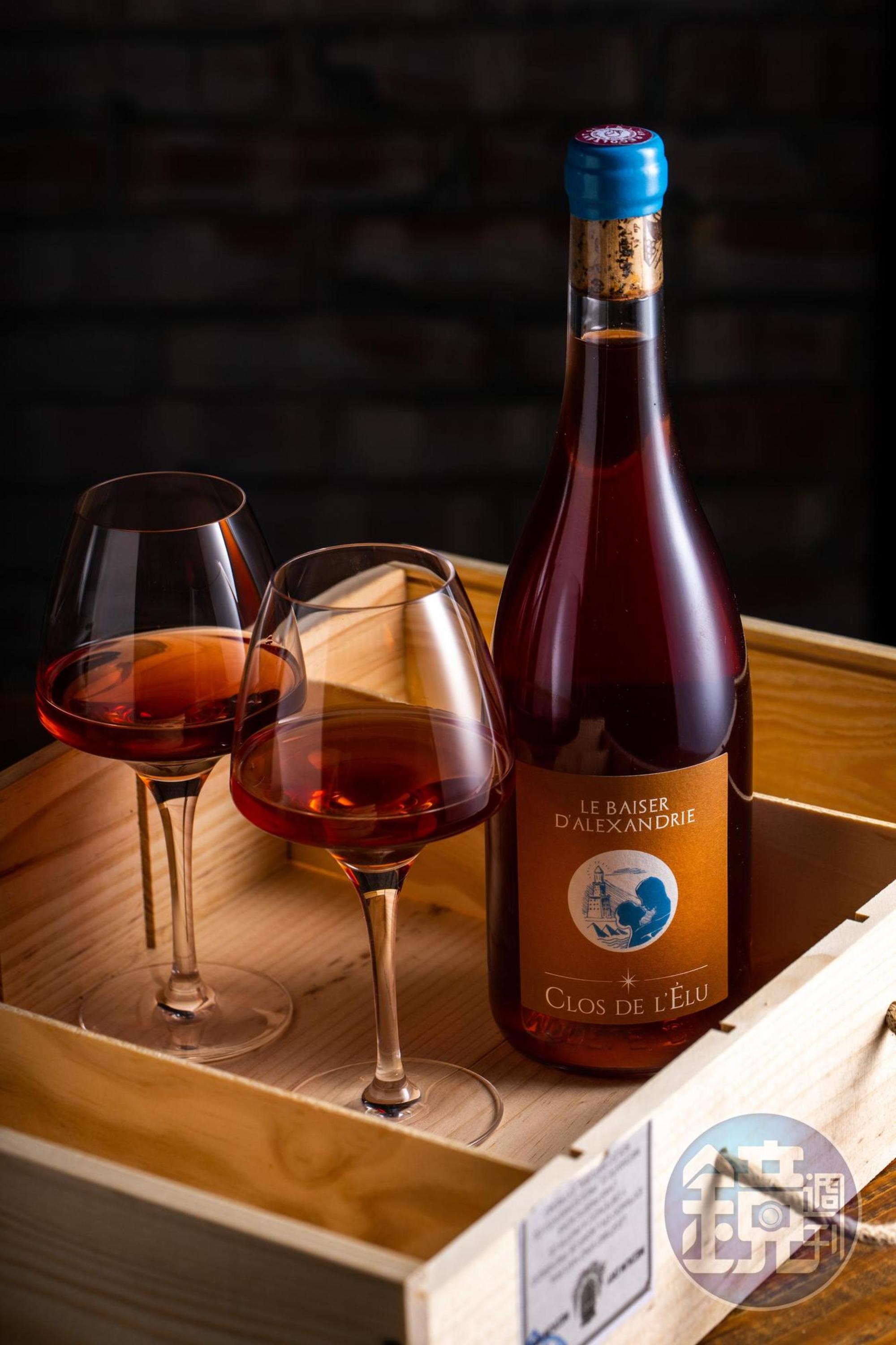 法國「Le baiser d'Alexandrie 2016」使用不起眼的品種灰果若,入陶甕泡皮九個月,有海洋與異國的氣息。(1,980元/瓶,代理商:詩人酒窖 04-2327-2924)