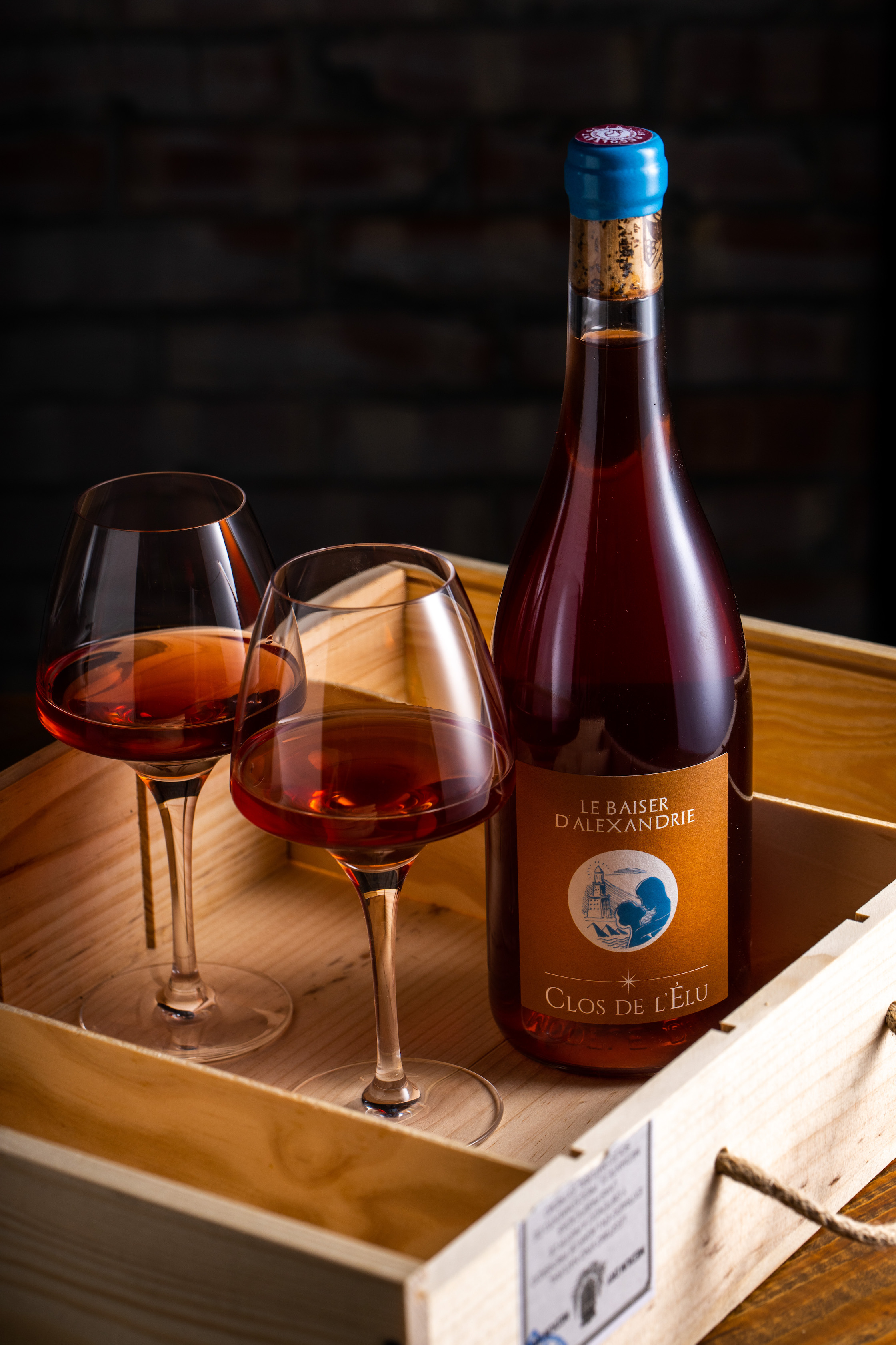 法國「Le baiser d'Alexandrie 2016」使用不起眼的品種灰果若，入陶甕泡皮九個月，有海洋與異國的氣息。（1,980元／瓶，代理商：詩人酒窖 04-2327-2924）