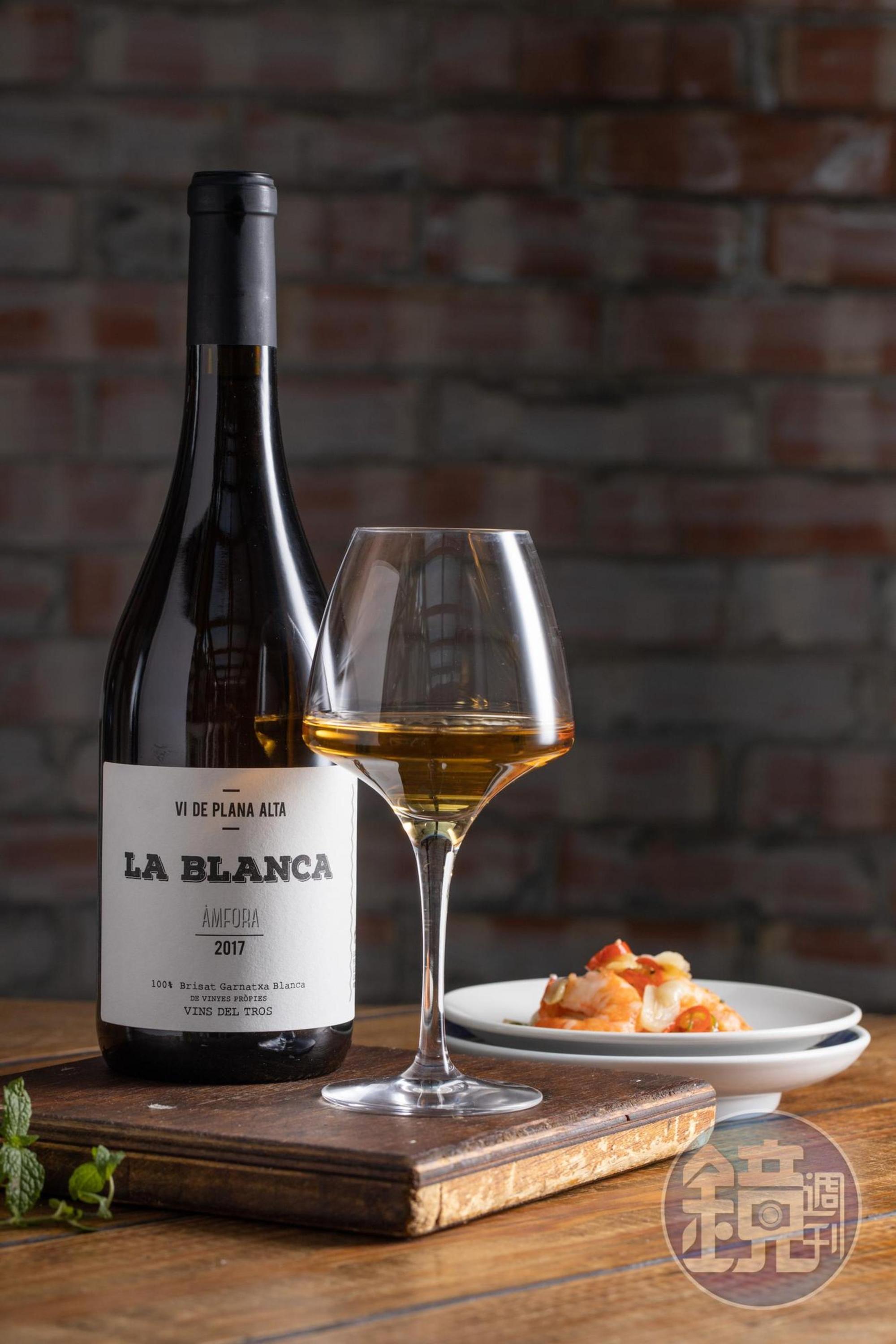 「 La Blanca Àmfora 2017」使用100%白格納西,泡皮5個月,酒體雄大如紅酒質地。(1,300元/瓶,代理商:深杯子 02-2827-8278)