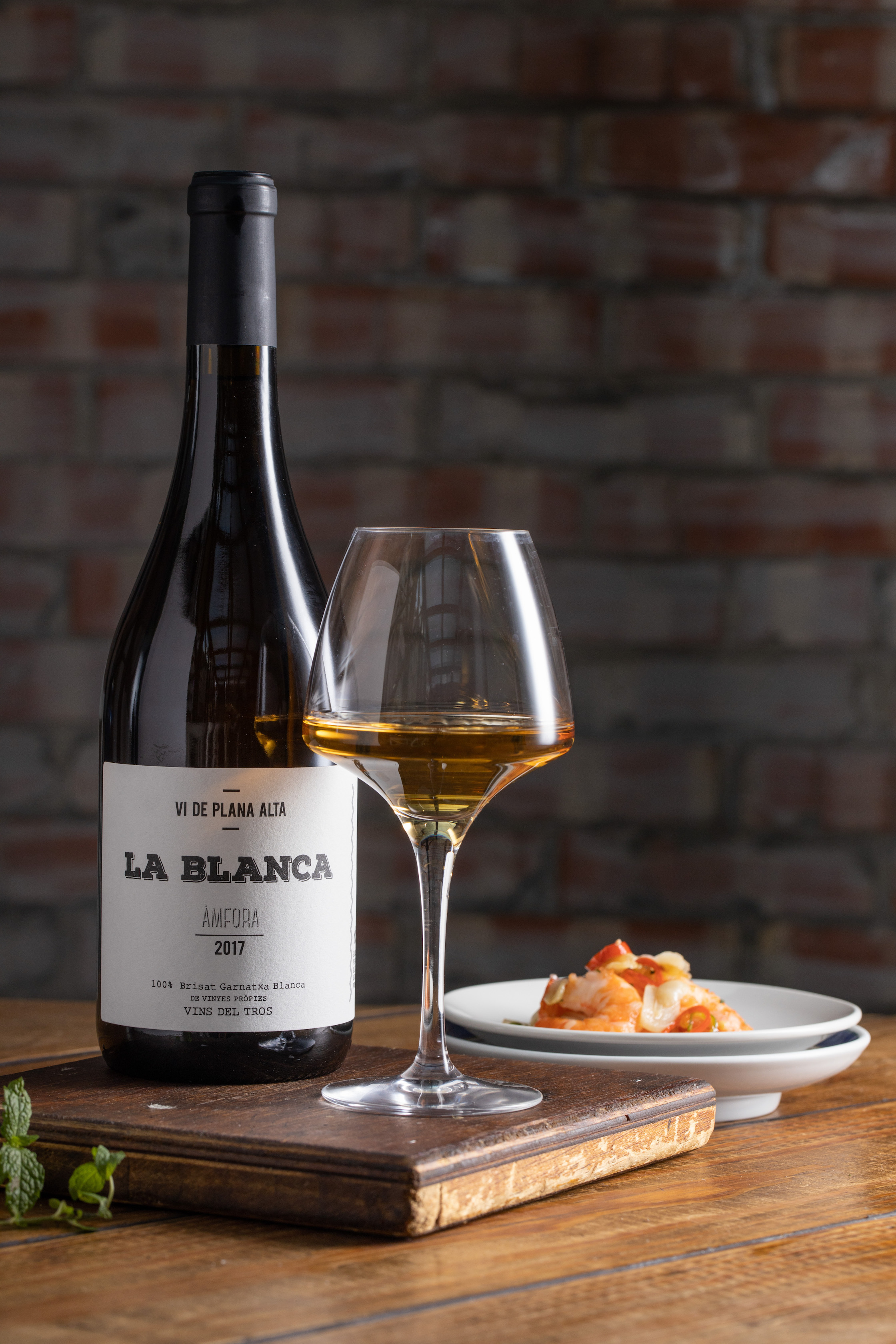 「 La Blanca Àmfora 2017」使用100％白格納西，泡皮5個月，酒體雄大如紅酒質地。（1,300元／瓶，代理商：深杯子 02-2827-8278）