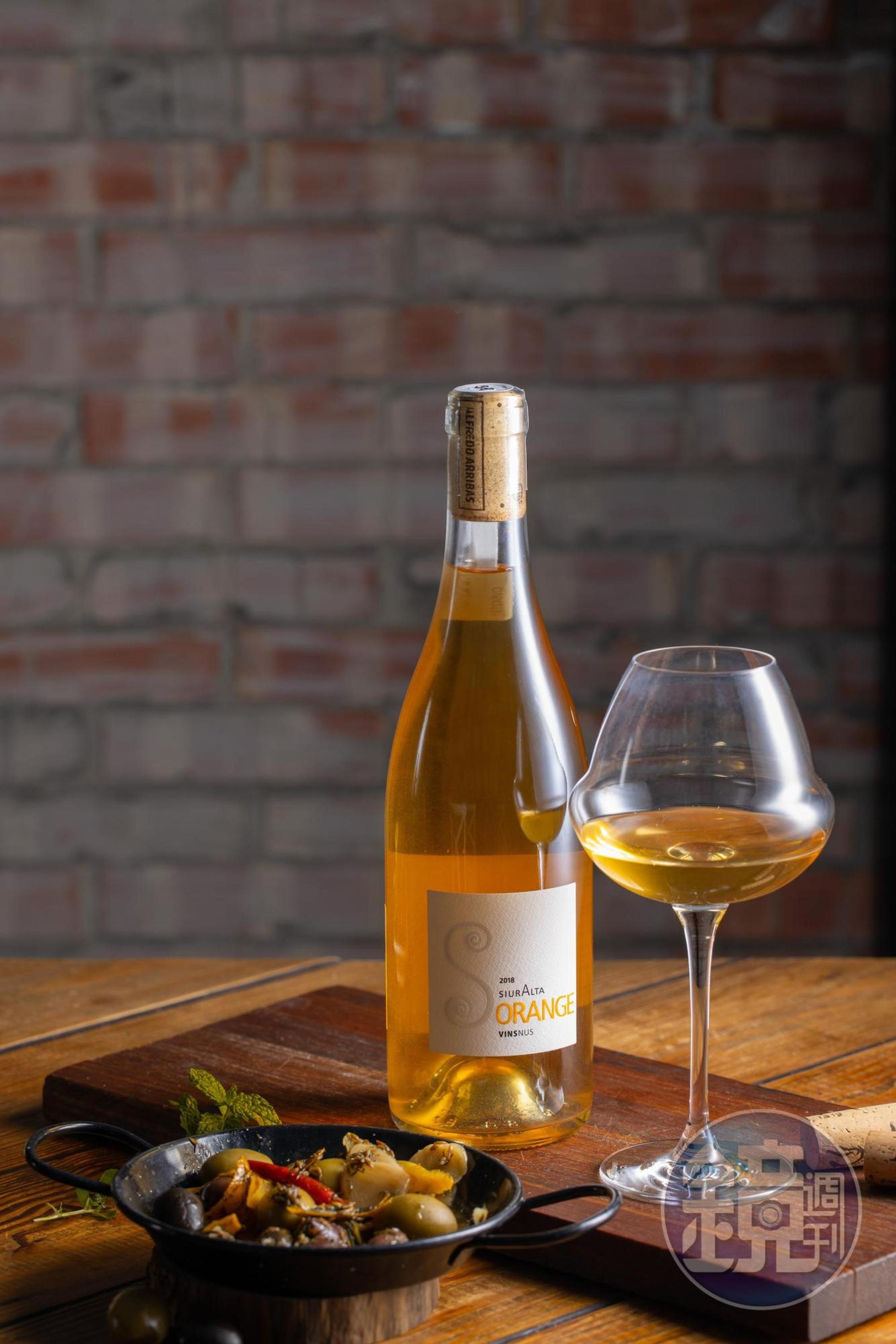 「Siur Alta Orange 2018」用3種品種混釀,帶皮發酵2個月,圓潤開胃。(1,080元/瓶,代理商:新生活 02-8787-7070)