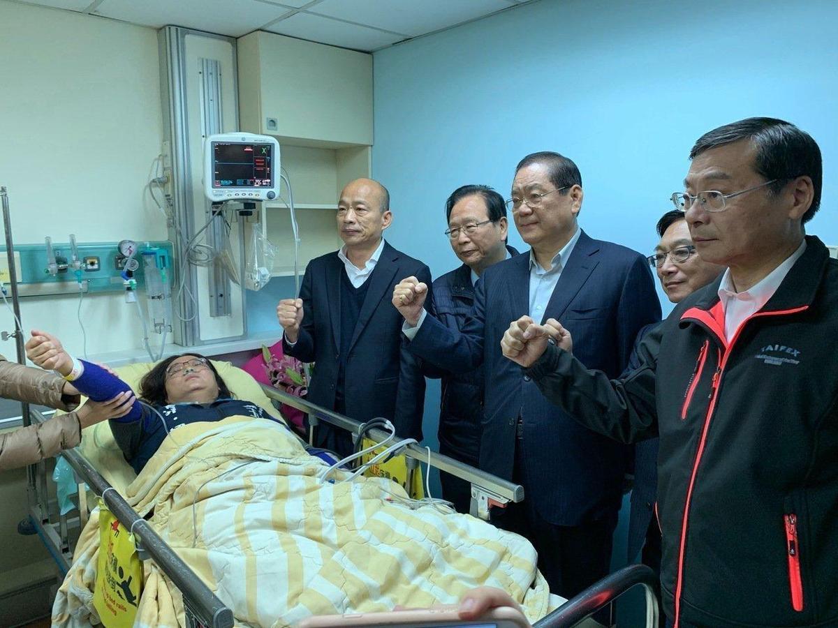 國民黨總統候選人韓國瑜赴醫院急診室重症區探視陳玉珍。（國民黨團提供）