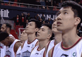 雅布賽萊因賽球前演奏中國國歌時低頭，遭CBA罰款，此事引起中國網友廣泛討論。（翻攝自微博）