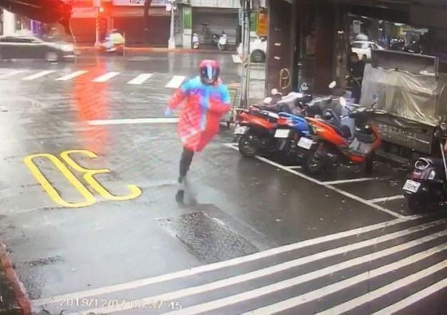 縱火的雨衣怪客向附近巷道內逃竄。(翻攝畫面)
