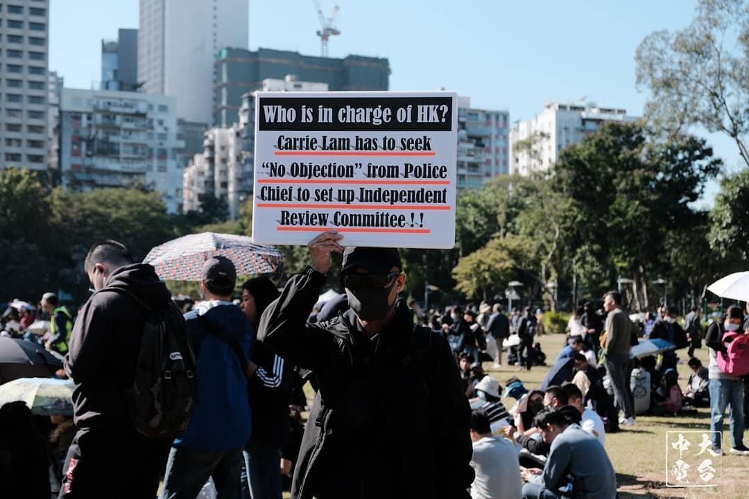14:25 陸續有市民到維園附近聚集,眾人手持不同文宣品表達訴求。(翻攝自中大校園電台臉書)