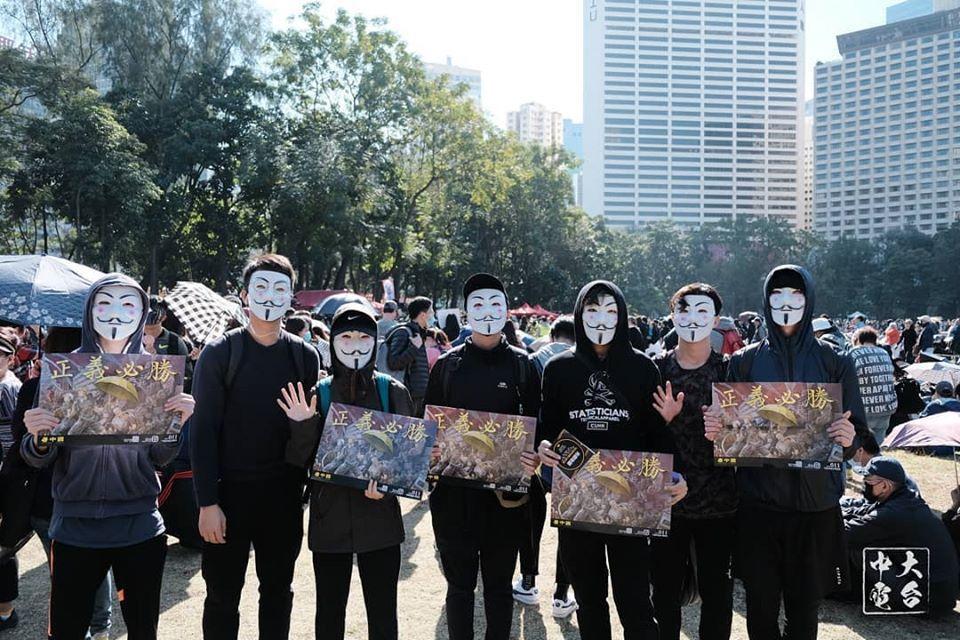 14:25 陸續有市民到維園附近聚集,眾人手持不同文宣品表達訴求。(翻攝自中大校園電台臉書)