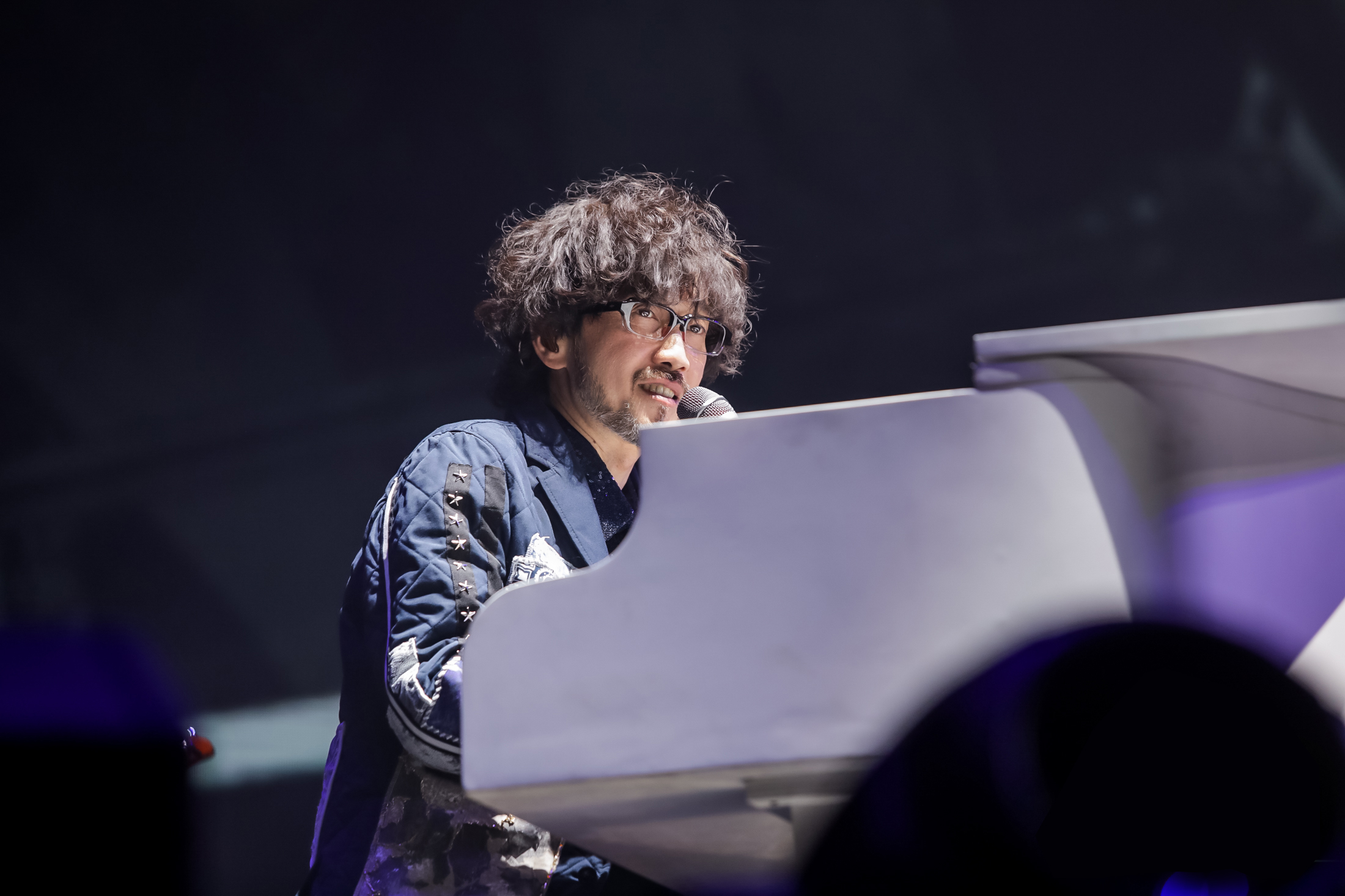 周傳雄也自己彈琴唱了幾首歌。(寬魚國際提供)