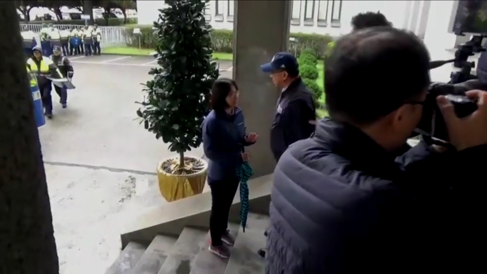 影片中，女警確實在陳宜民提出質疑後，立刻表明身分是「保六」。（翻攝自王定宇臉書）