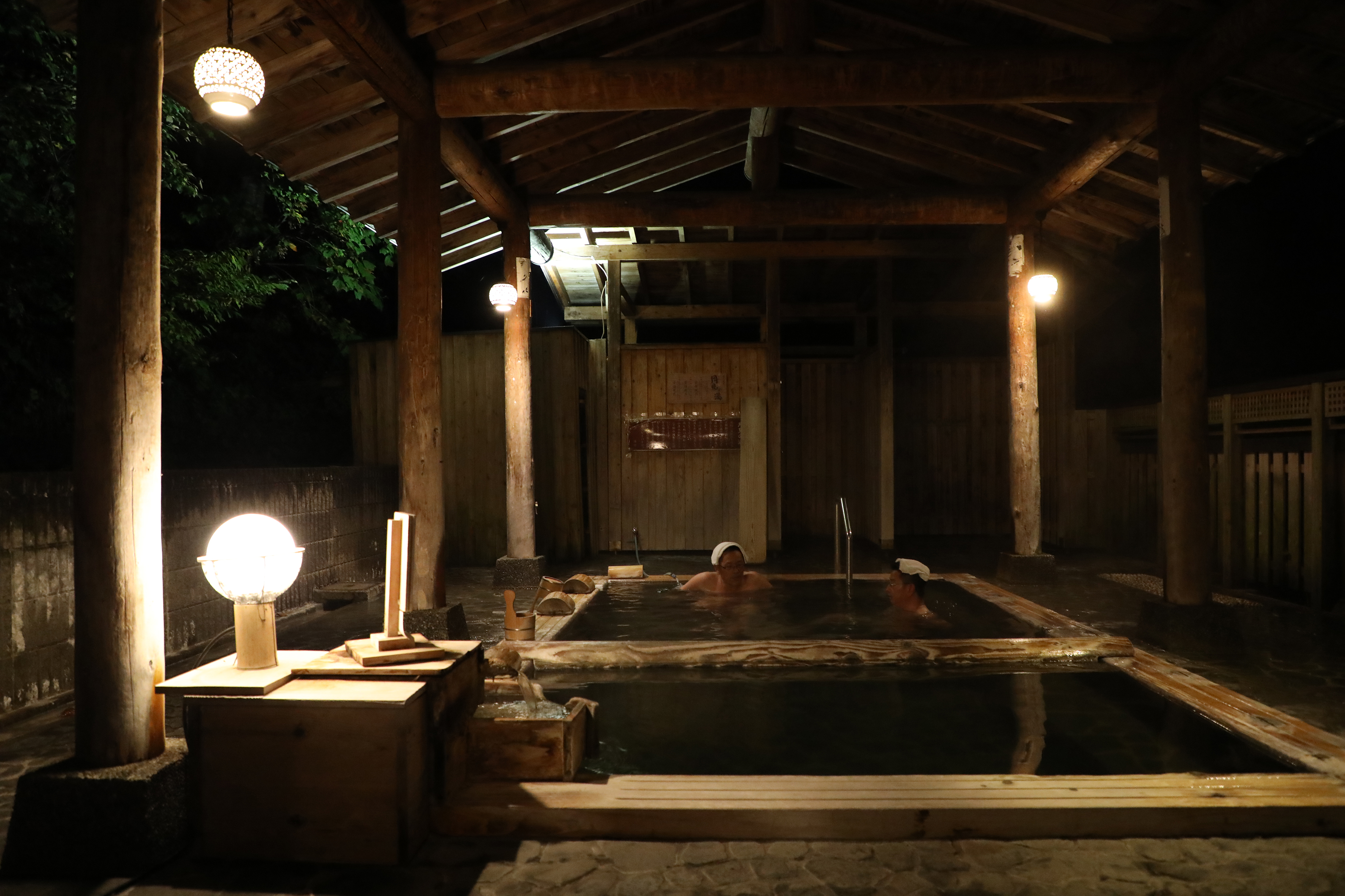 「松之山溫泉」是日本有名的三大藥湯之一，「雛之宿千歲」的「月見之湯」引入溫度極高的源泉。