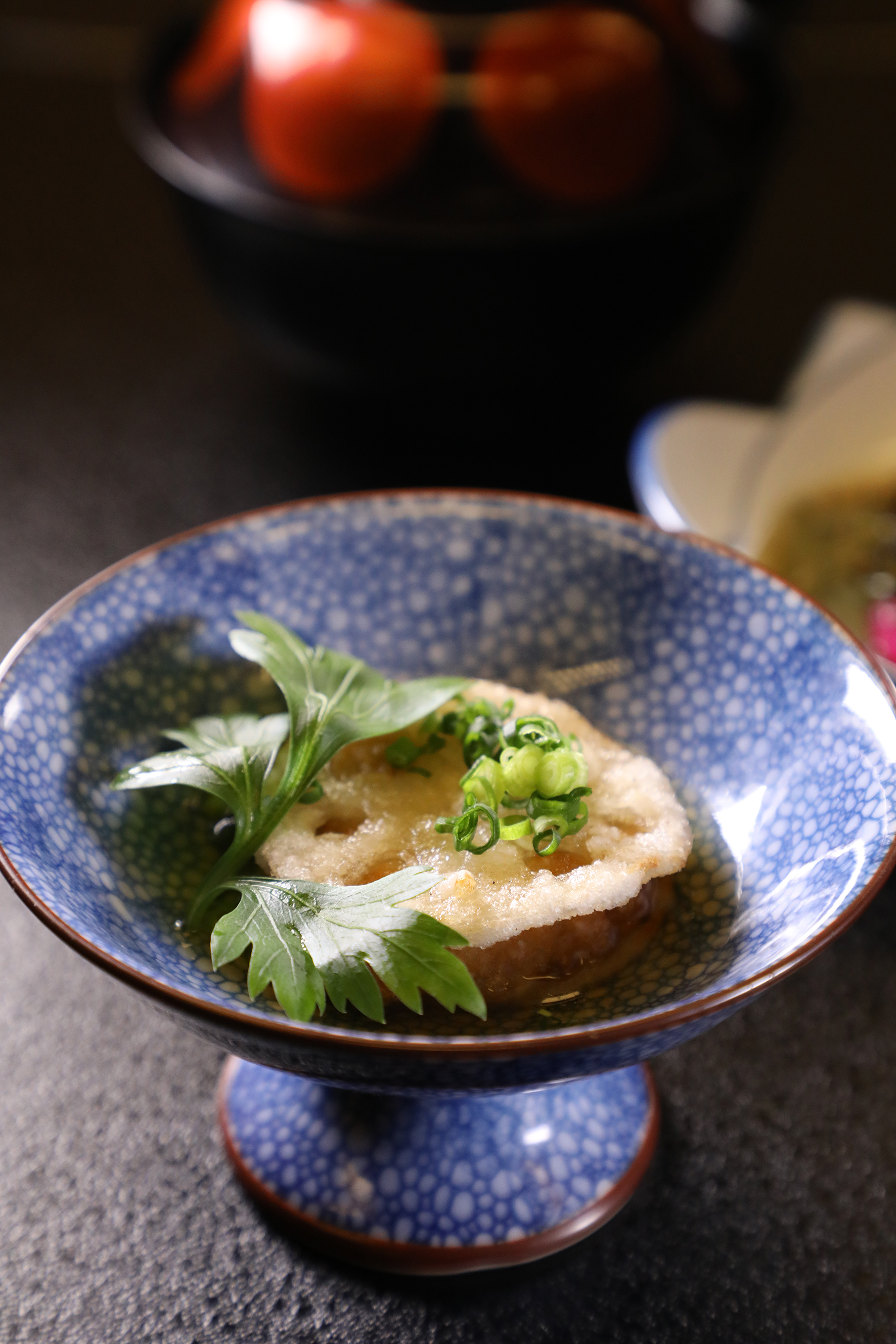 蓮藕片包夾毛豆與白身魚打成的漿再油炸，非常可口。