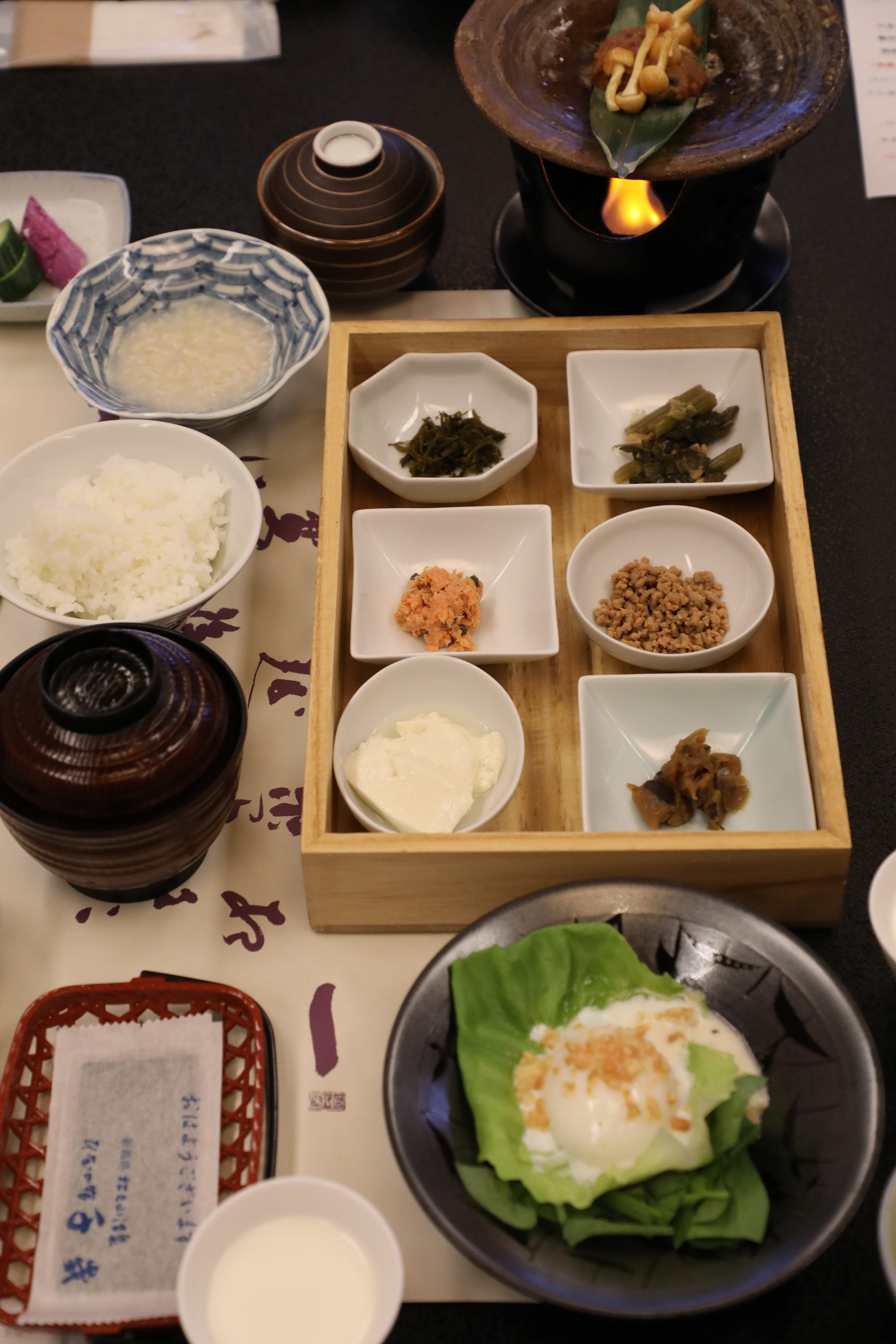 早餐的小菜都有當地特色，白飯用的是美人林旁種的棚田米。
