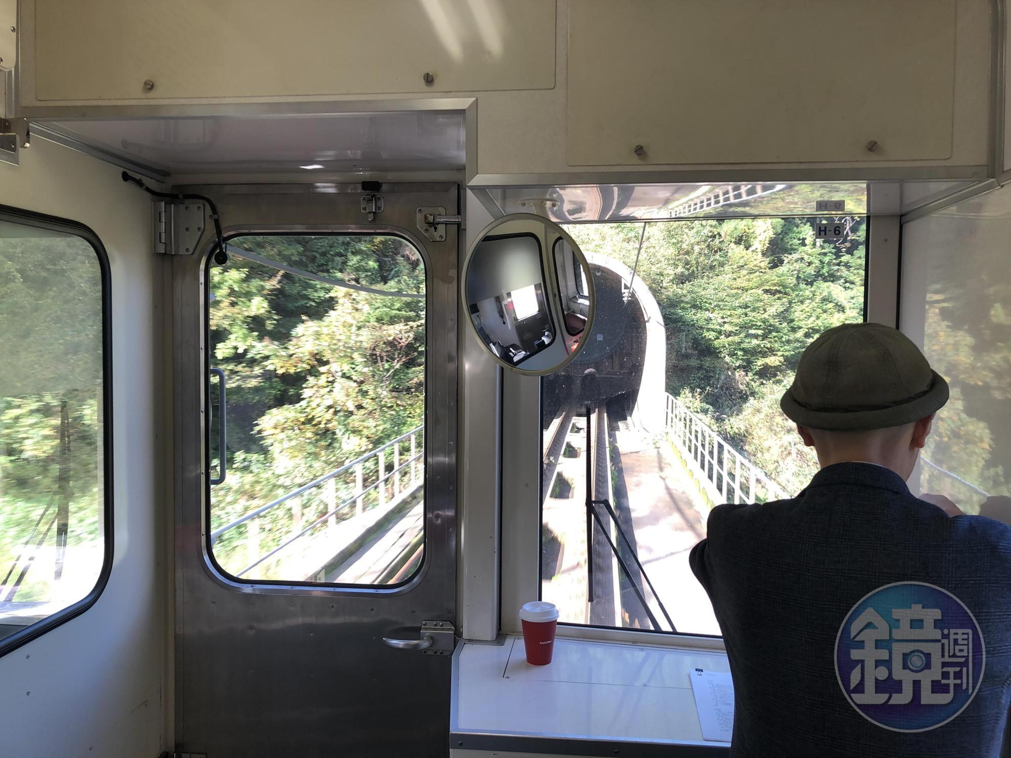 打通許多山脈、工程非常艱難的北北線，耗費66年才完工，搭車時經過大量隧道是最大特色。