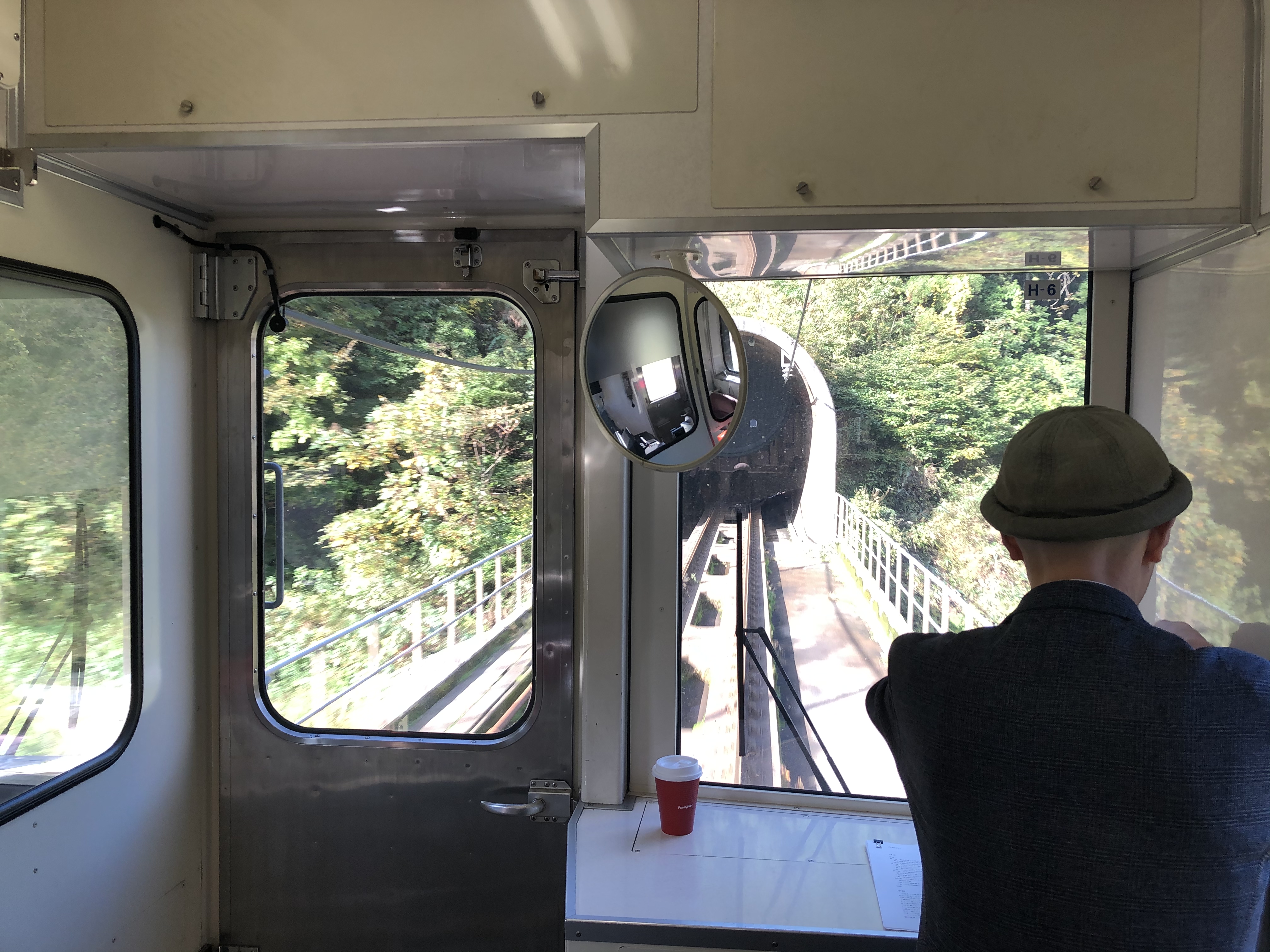 打通許多山脈、工程非常艱難的北北線，耗費66年才完工，搭車時經過大量隧道是最大特色。