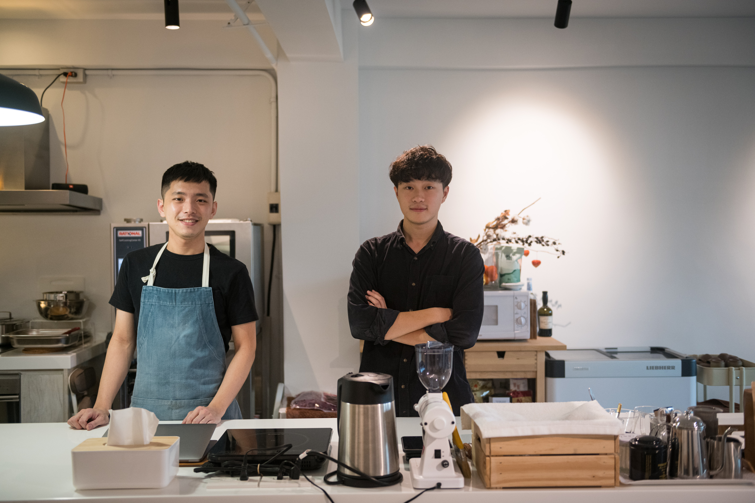 以套餐形式呈現甜點的HUGH LAB由鄭為修（左）與應庚宏（右）二位八年級生創立。