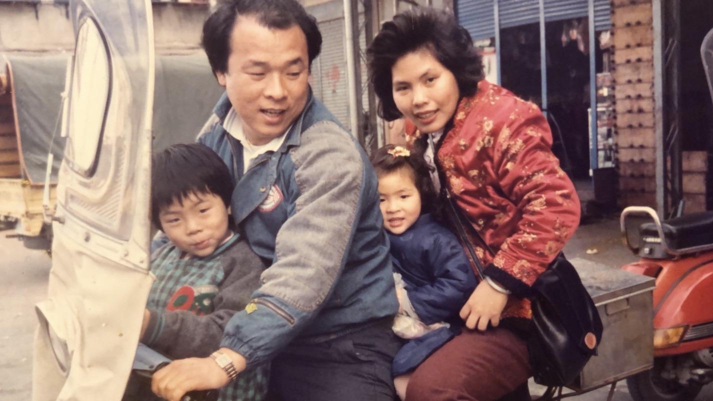 廖英熙(左2)跑業務時都騎偉士牌機車,後座特地加焊不鏽鋼箱子,方便載更多的外銷雜誌刊物拜訪客戶。(廖英熙提供)