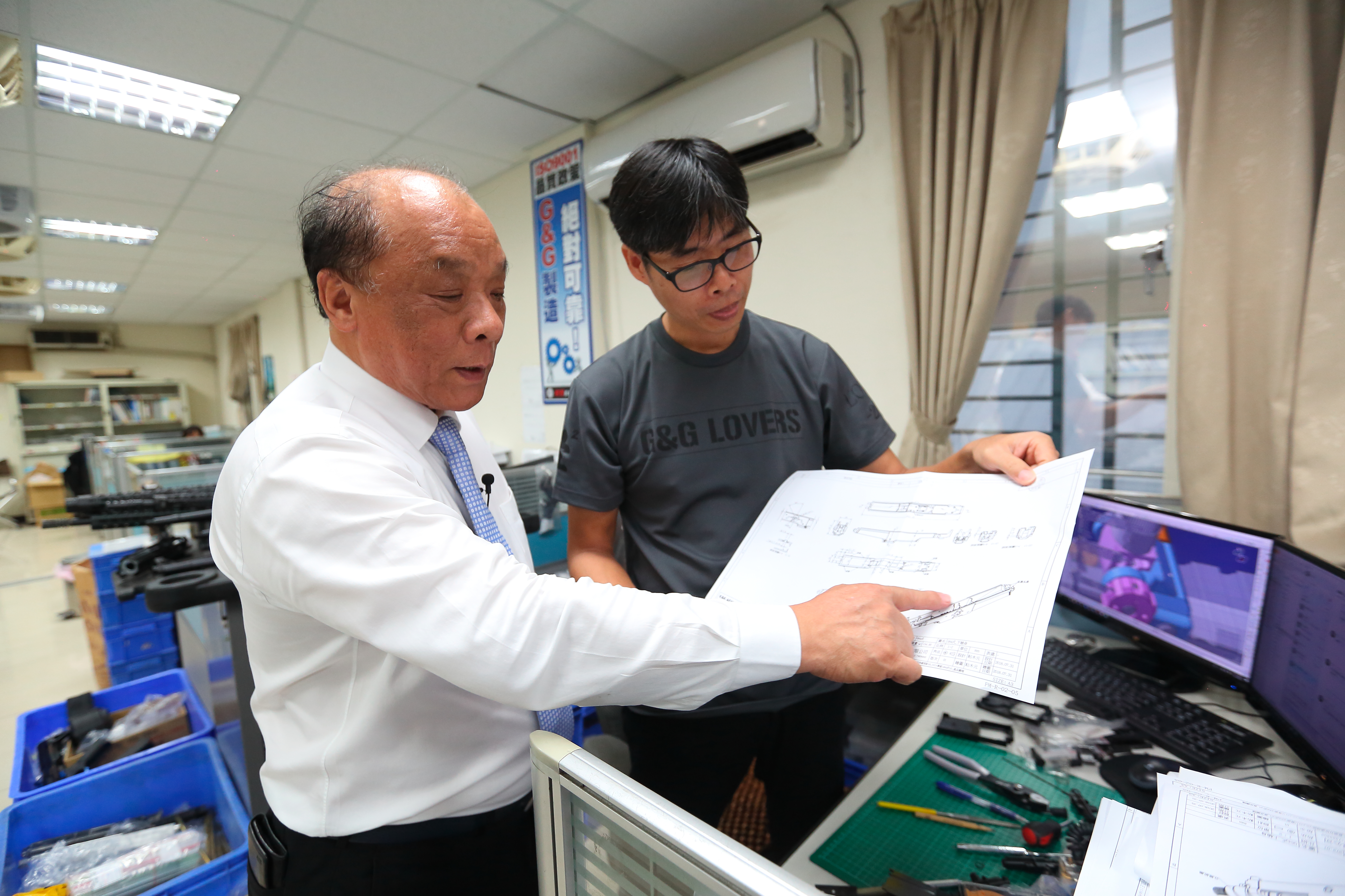 廖英熙（左）很早就懂得請研發工程師繪製玩具槍零件圖，將組裝誤差降到最低。