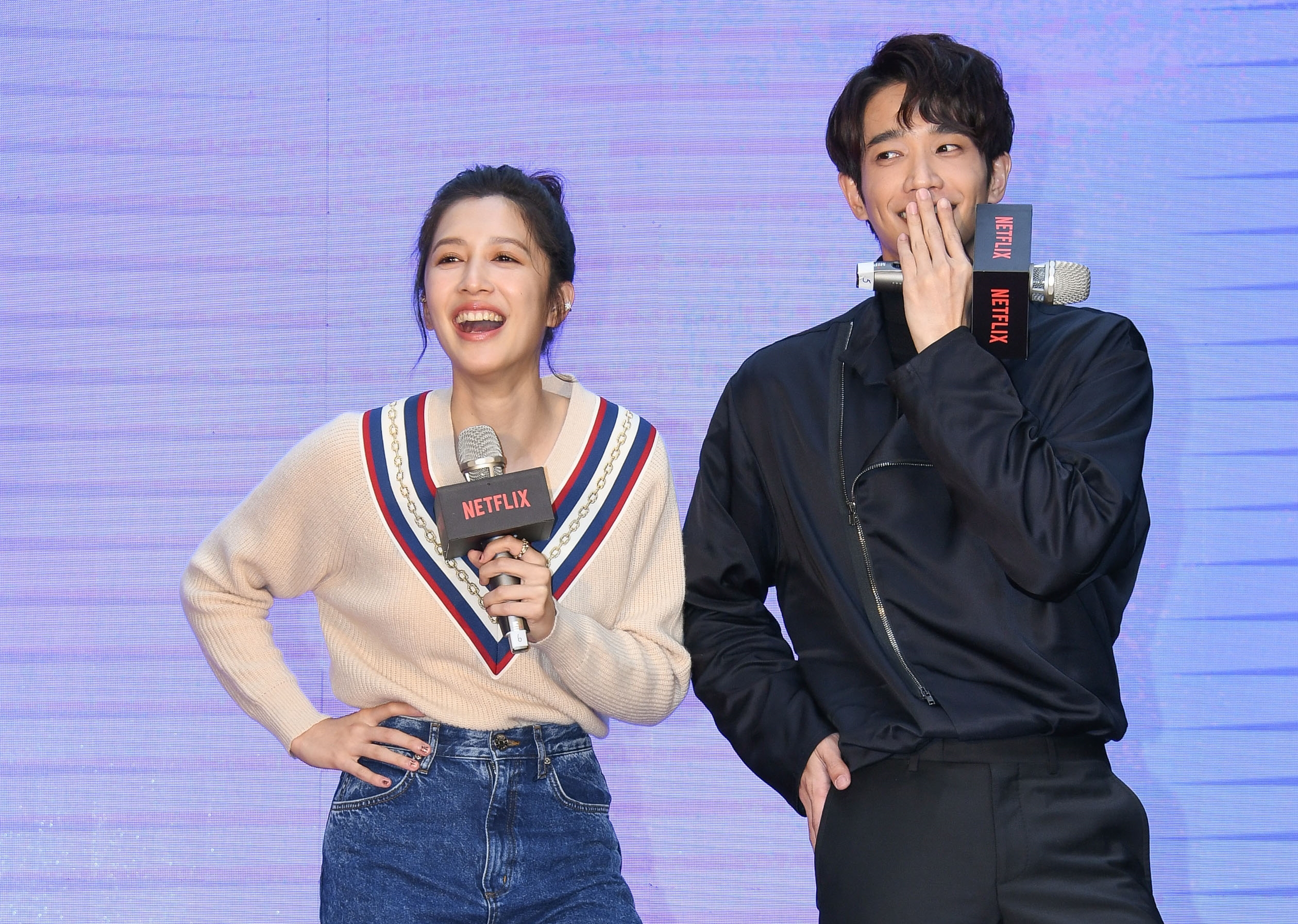 劉奕兒（左）、劉以豪在見面會上進行戲裡的「馬賽克大行動」，挑戰各種肢體動作。（Netflix提供）