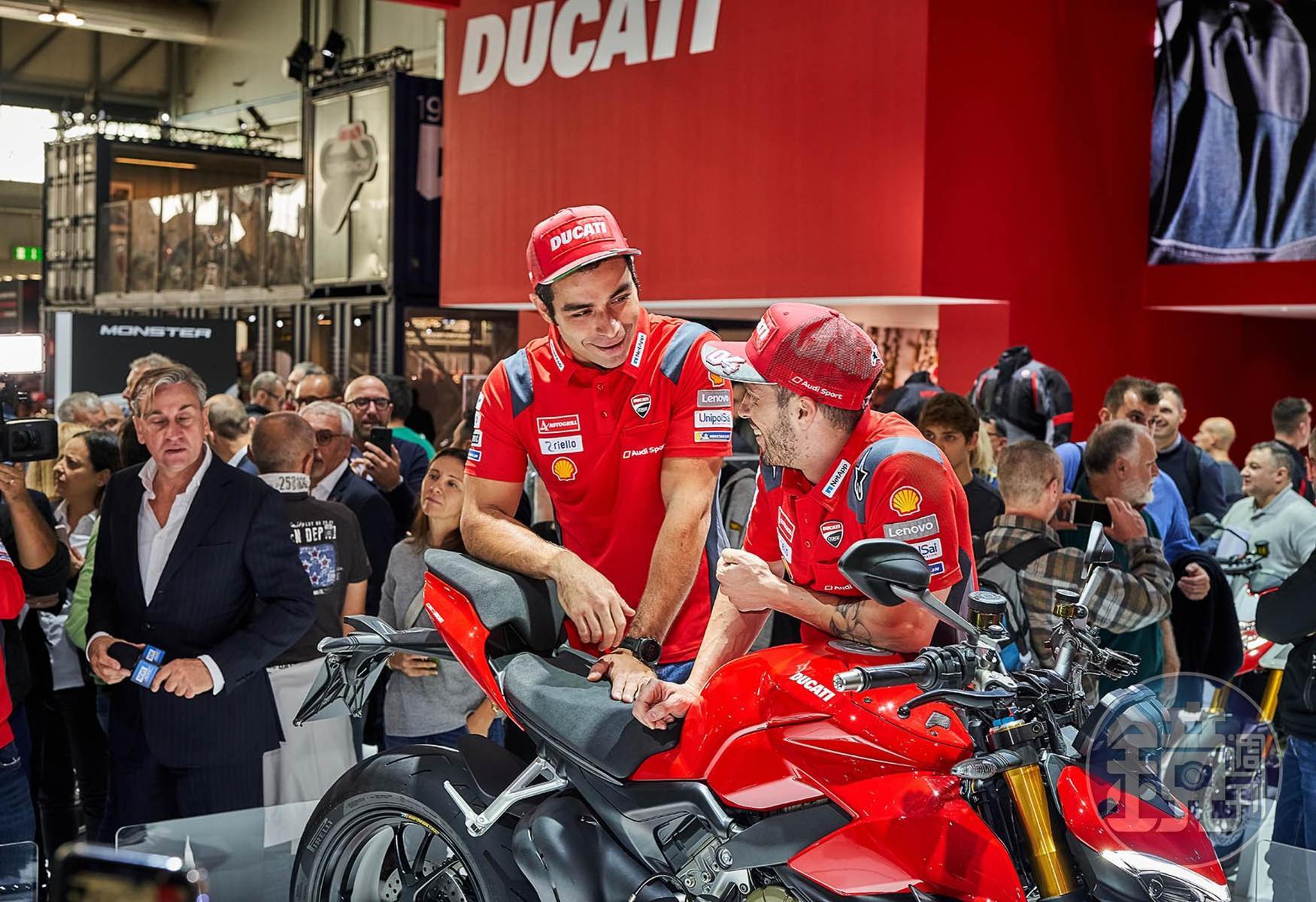 DUCATI找來兩位MOTOGP當季車手到場進行活動吸引人潮圍觀。