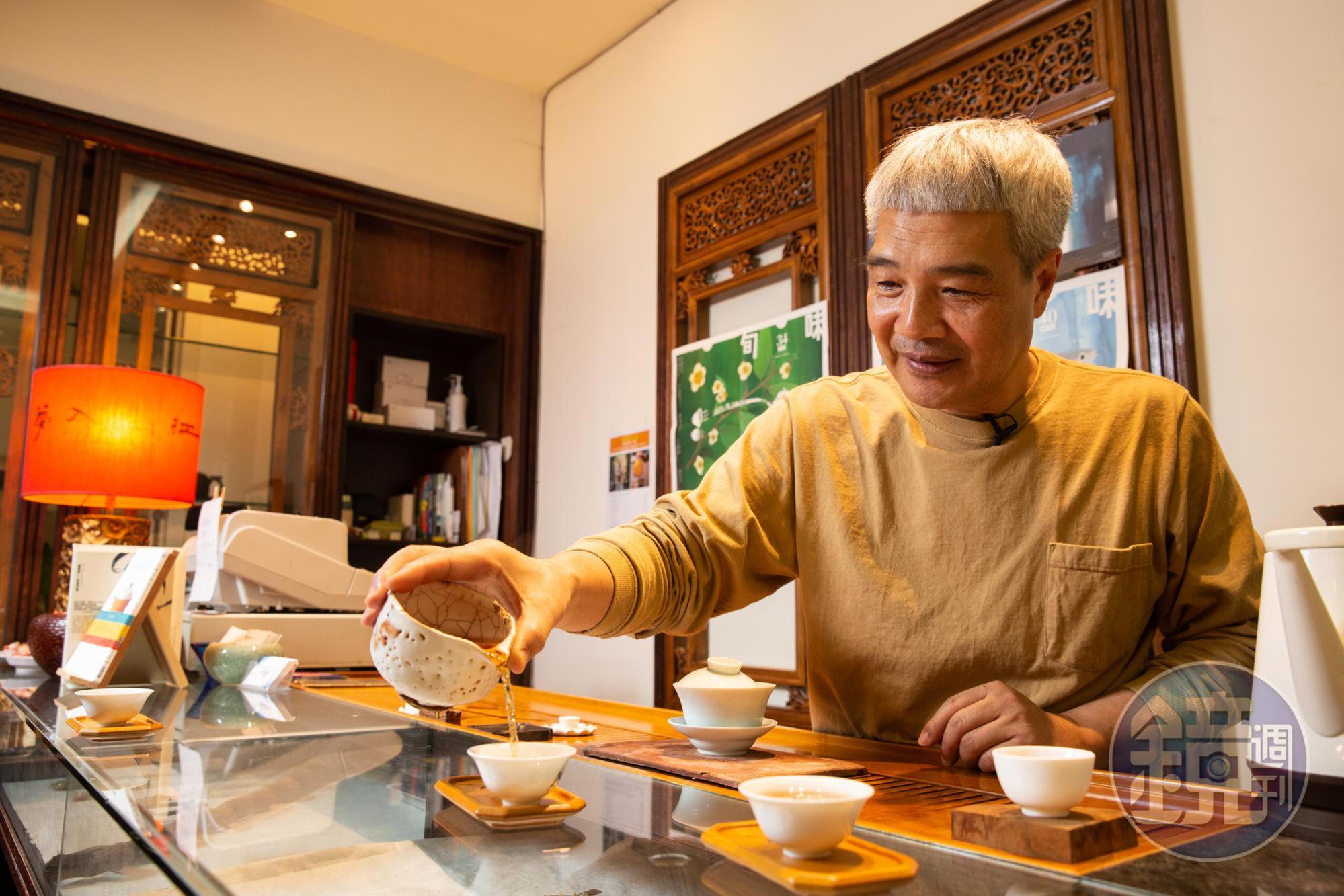 何新松11年前頂下禾園茶館，重新調整餐飲與服務流程，讓連虧8年的茶館起死回生，成為園區科技人口耳相傳的療癒小店。