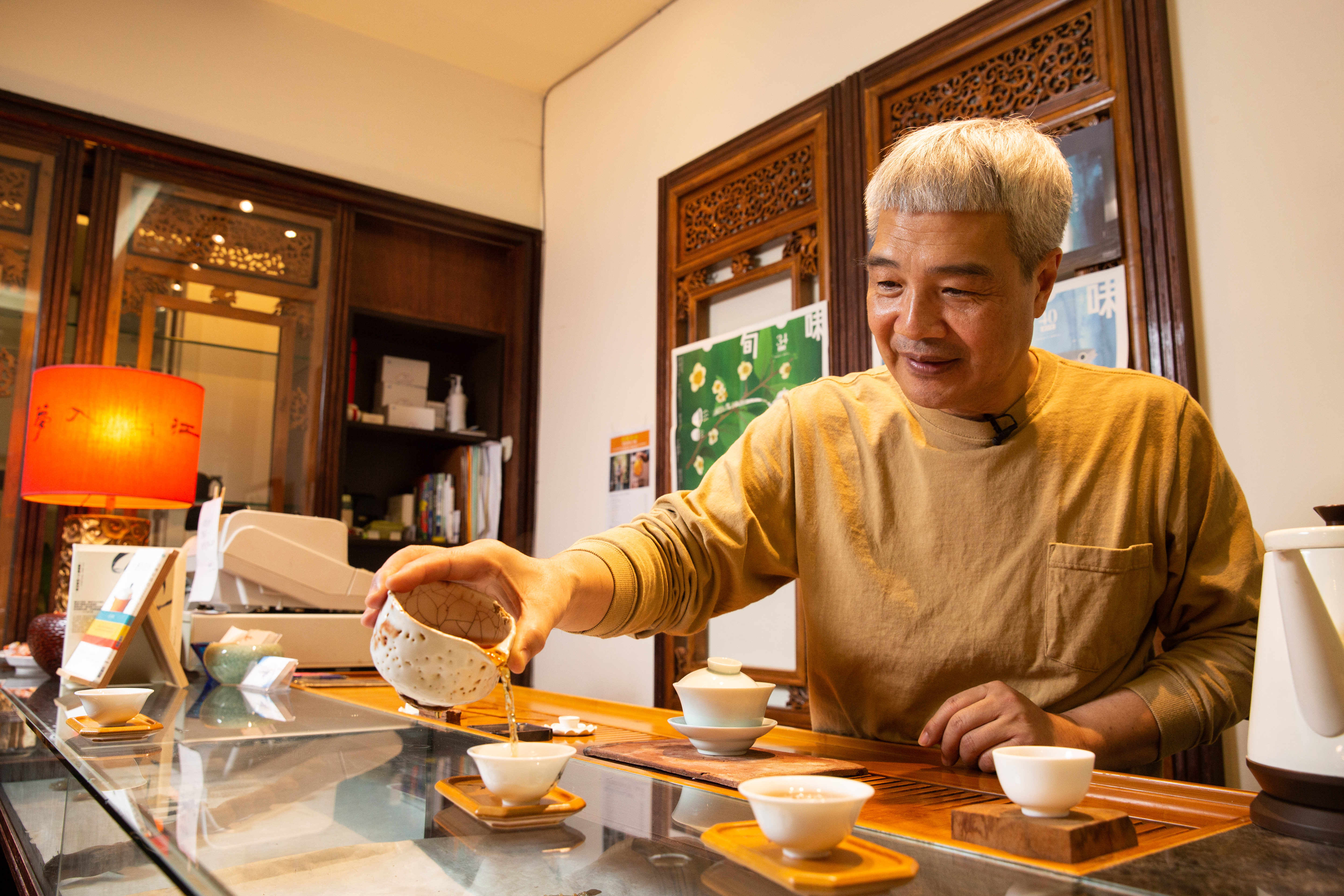 何新松11年前頂下禾園茶館，重新調整餐飲與服務流程，讓連虧8年的茶館起死回生，成為園區科技人口耳相傳的療癒小店。