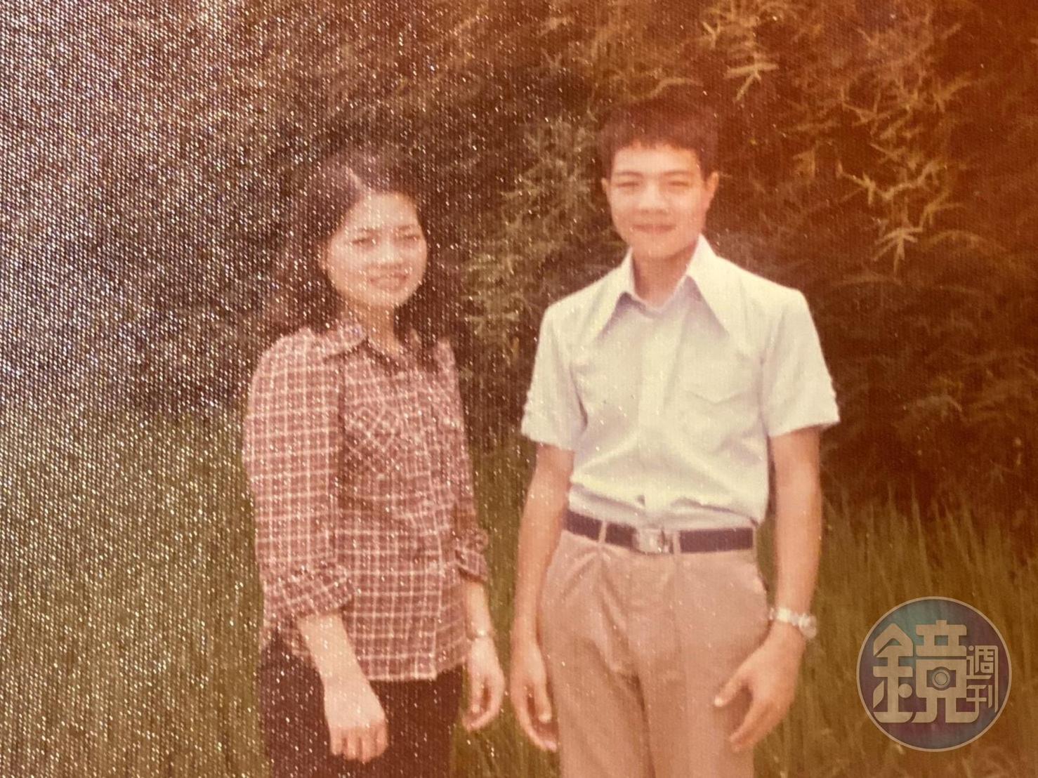 父親的嚴厲管教讓何新松（右）幼時及青少年活在壓抑恐懼中，唯一訴苦對象是玩伴表姊。（何新松提供）