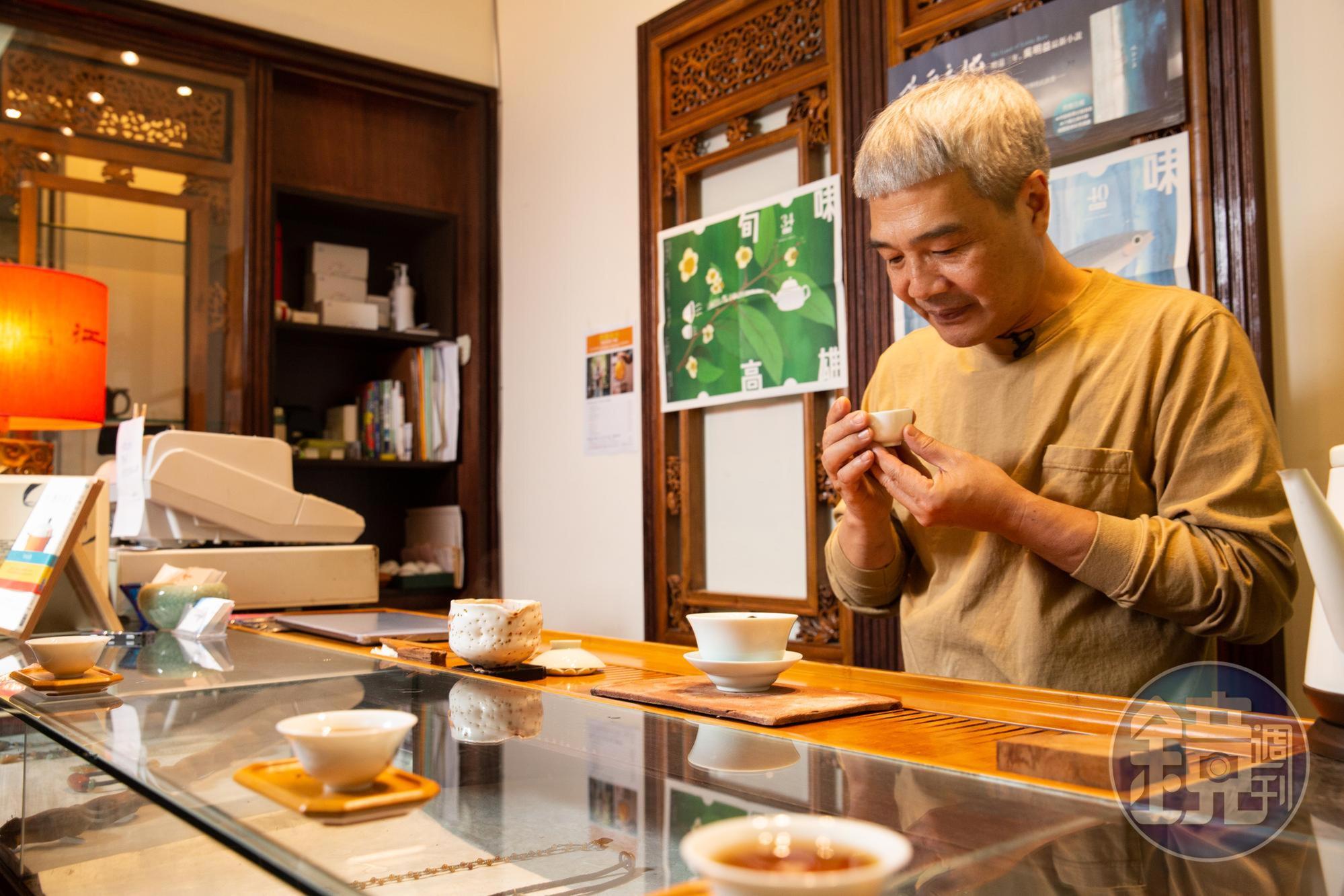 茶道不僅滋潤了何新松苦悶的心靈，也幫助他改善同儕間的人際關係。