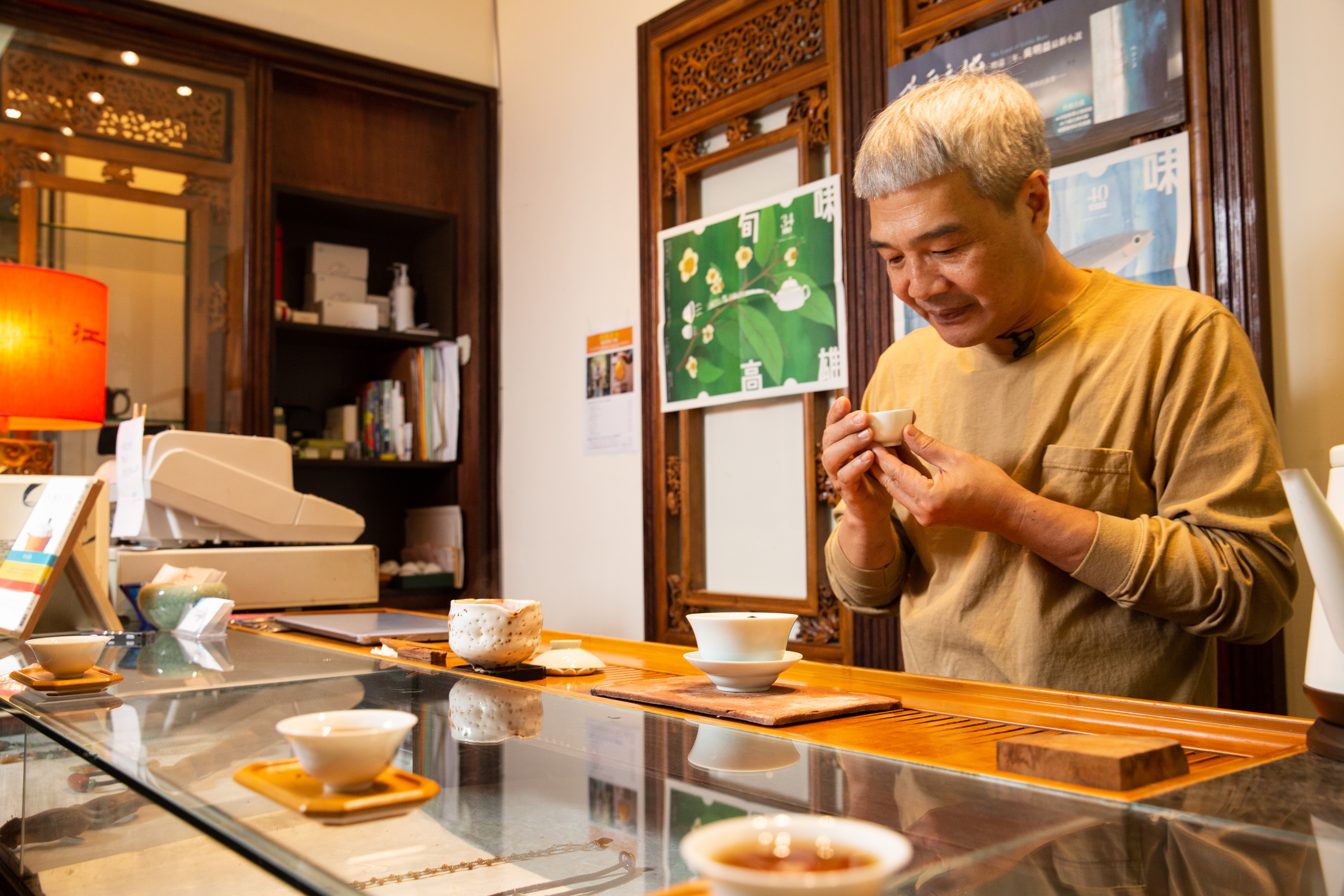 茶道不僅滋潤了何新松苦悶的心靈，也幫助他改善同儕間的人際關係。