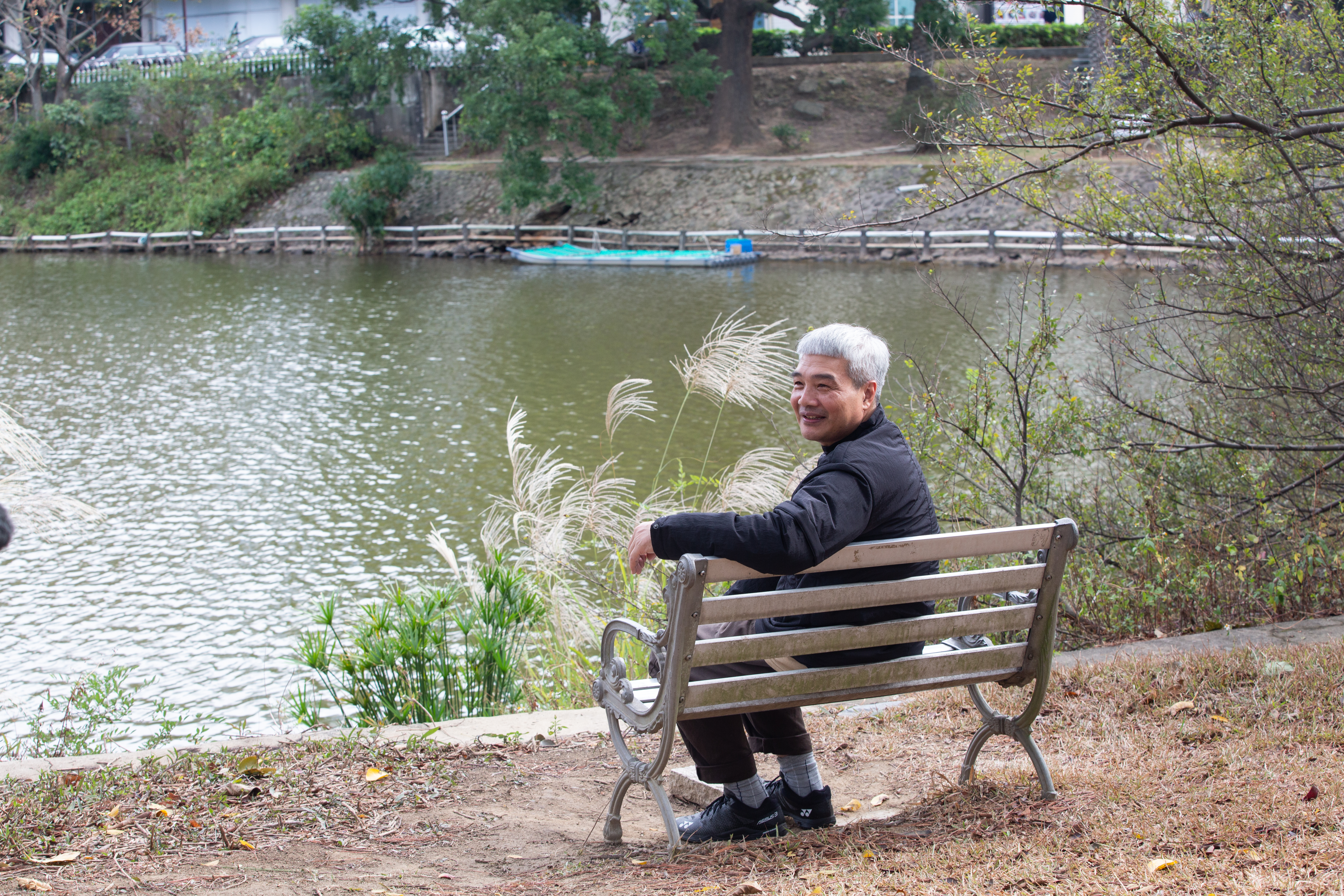 何新松人生最精華的時間都忙於工作，任職慶康科技副總時，每年得扛百億元業績。