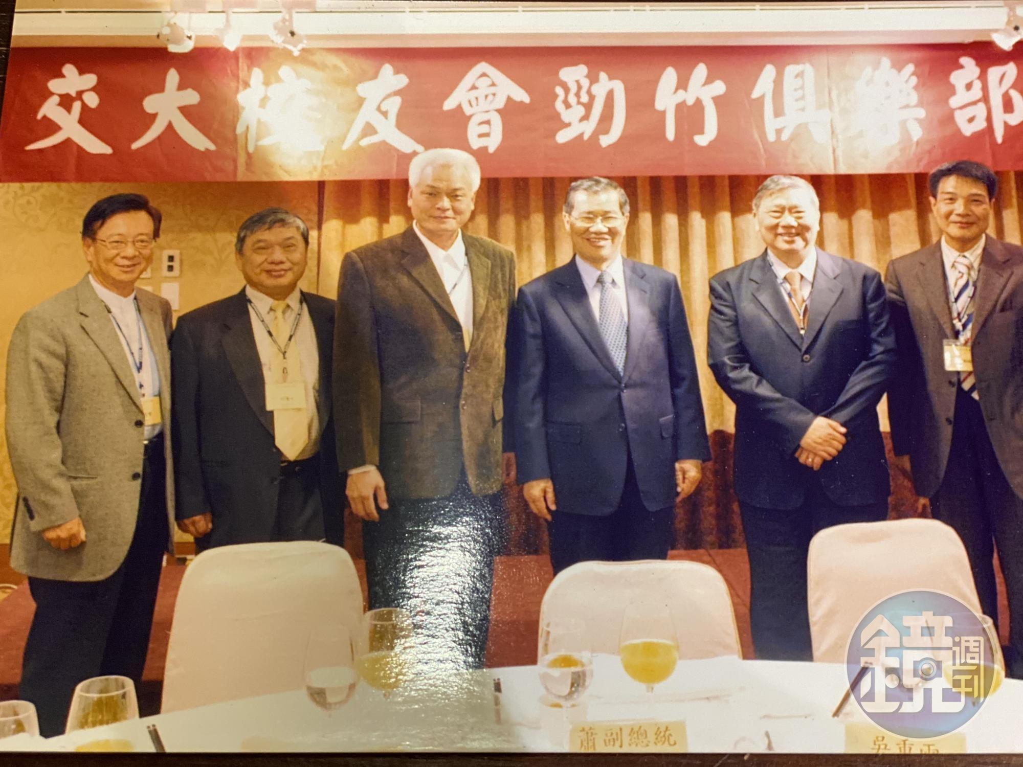 擁有高學歷與高社經地位,何新松(右)曾是世人眼中的人生勝利組,卻未能替他帶來太多快樂。(何新松提供)