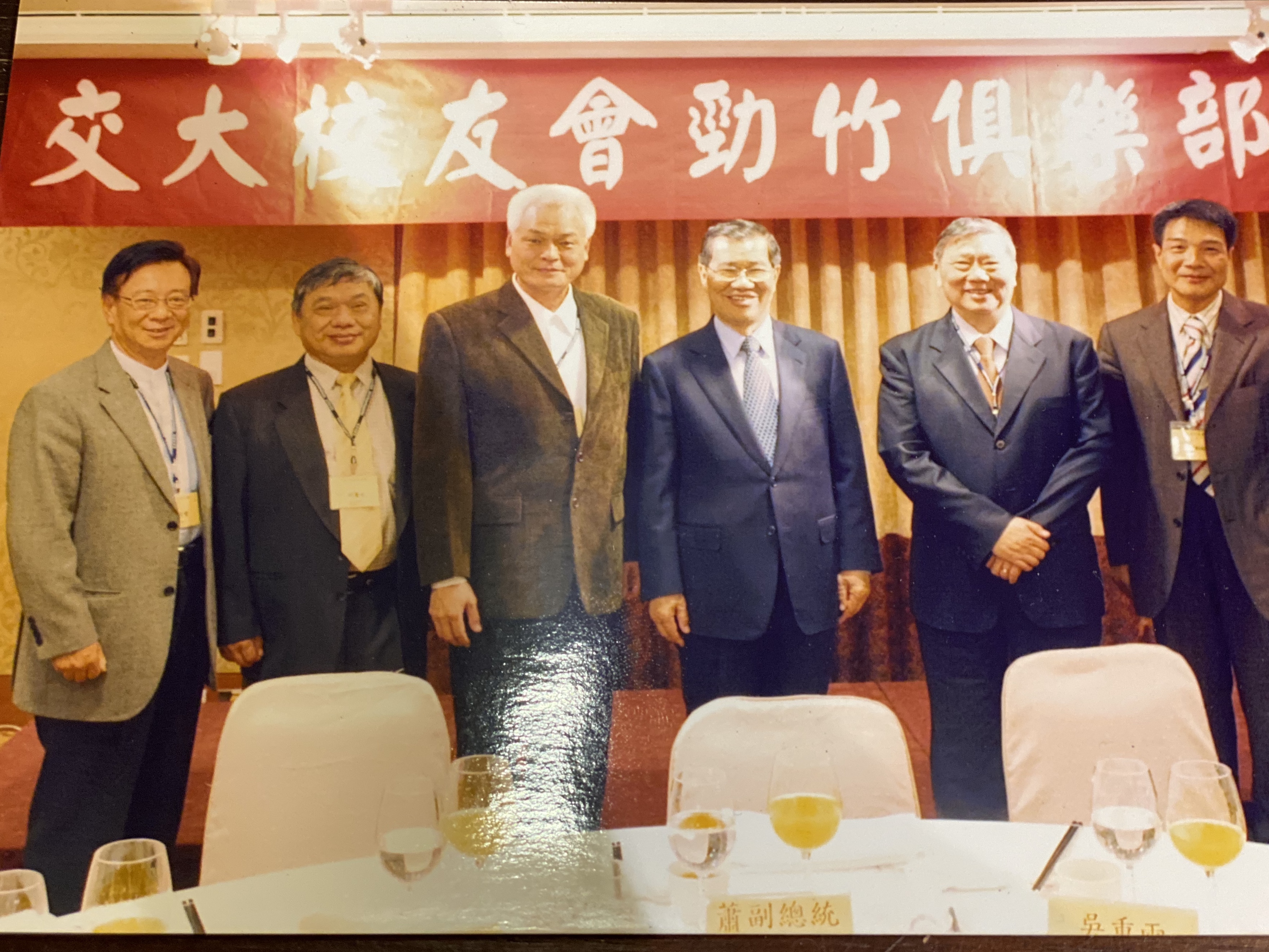 擁有高學歷與高社經地位，何新松（右）曾是世人眼中的人生勝利組，卻未能替他帶來太多快樂。（何新松提供）