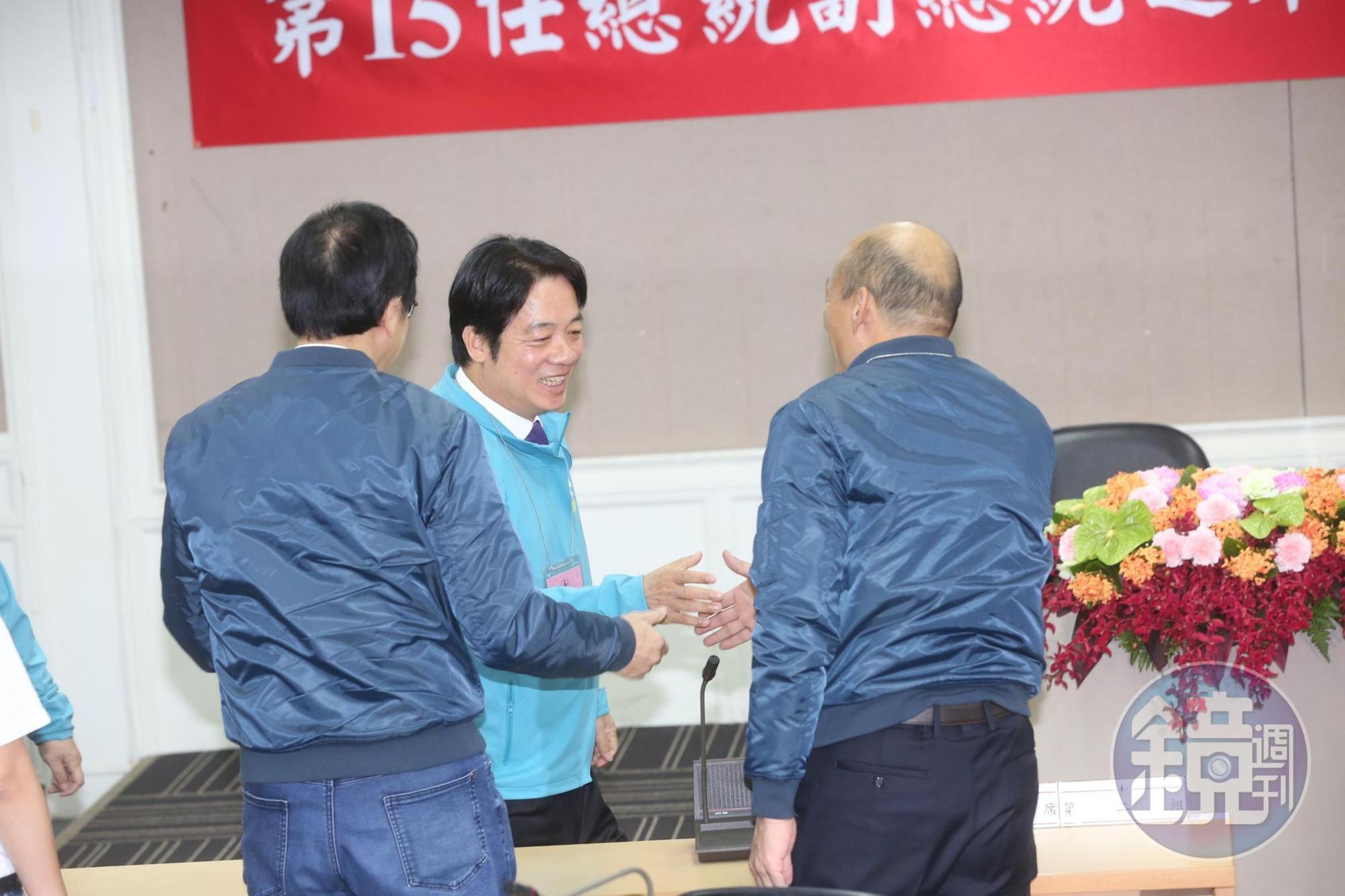 賴清德到場時,與韓國瑜、張善政握手寒暄。