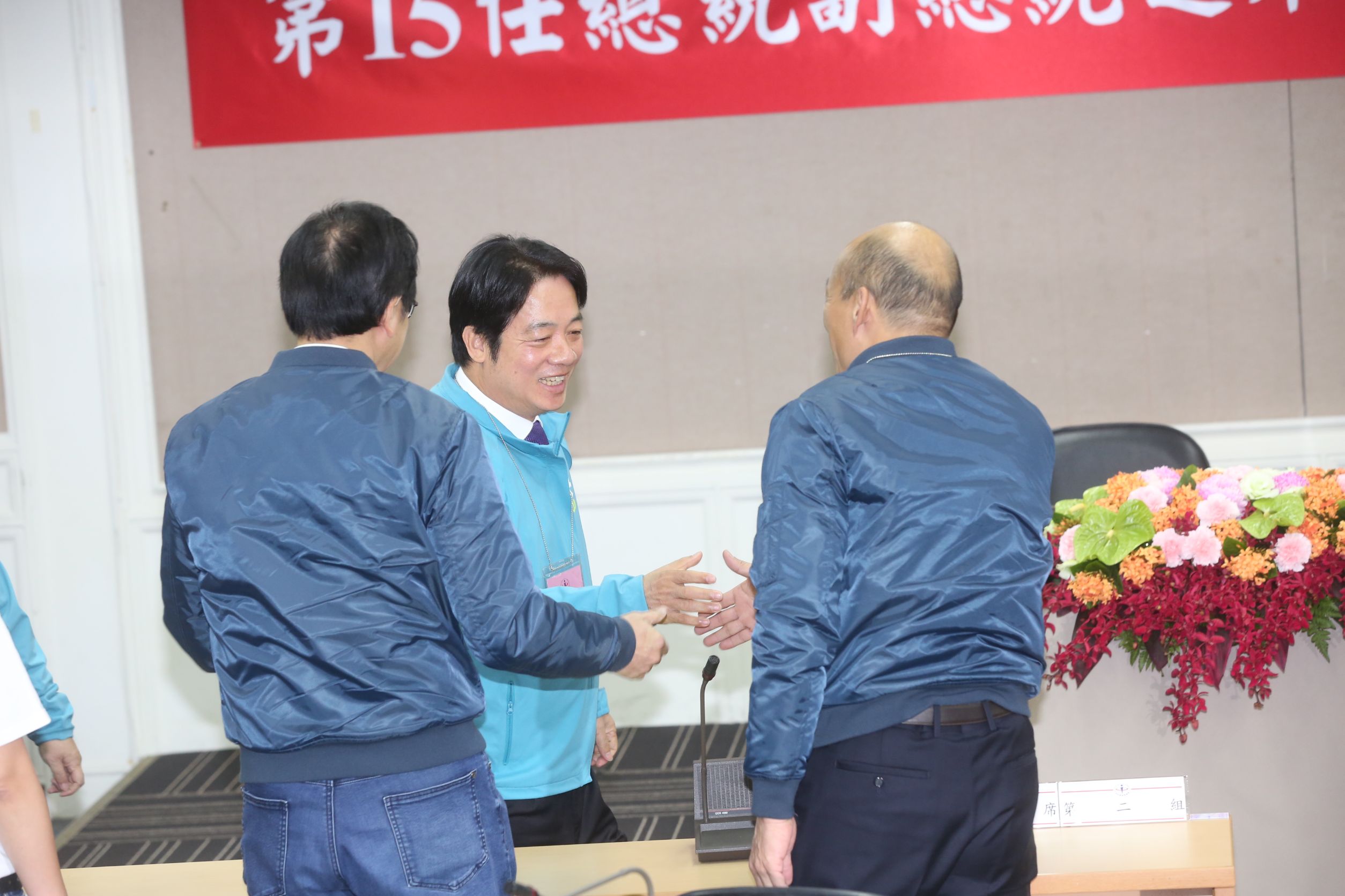 賴清德到場時，與韓國瑜、張善政握手寒暄。