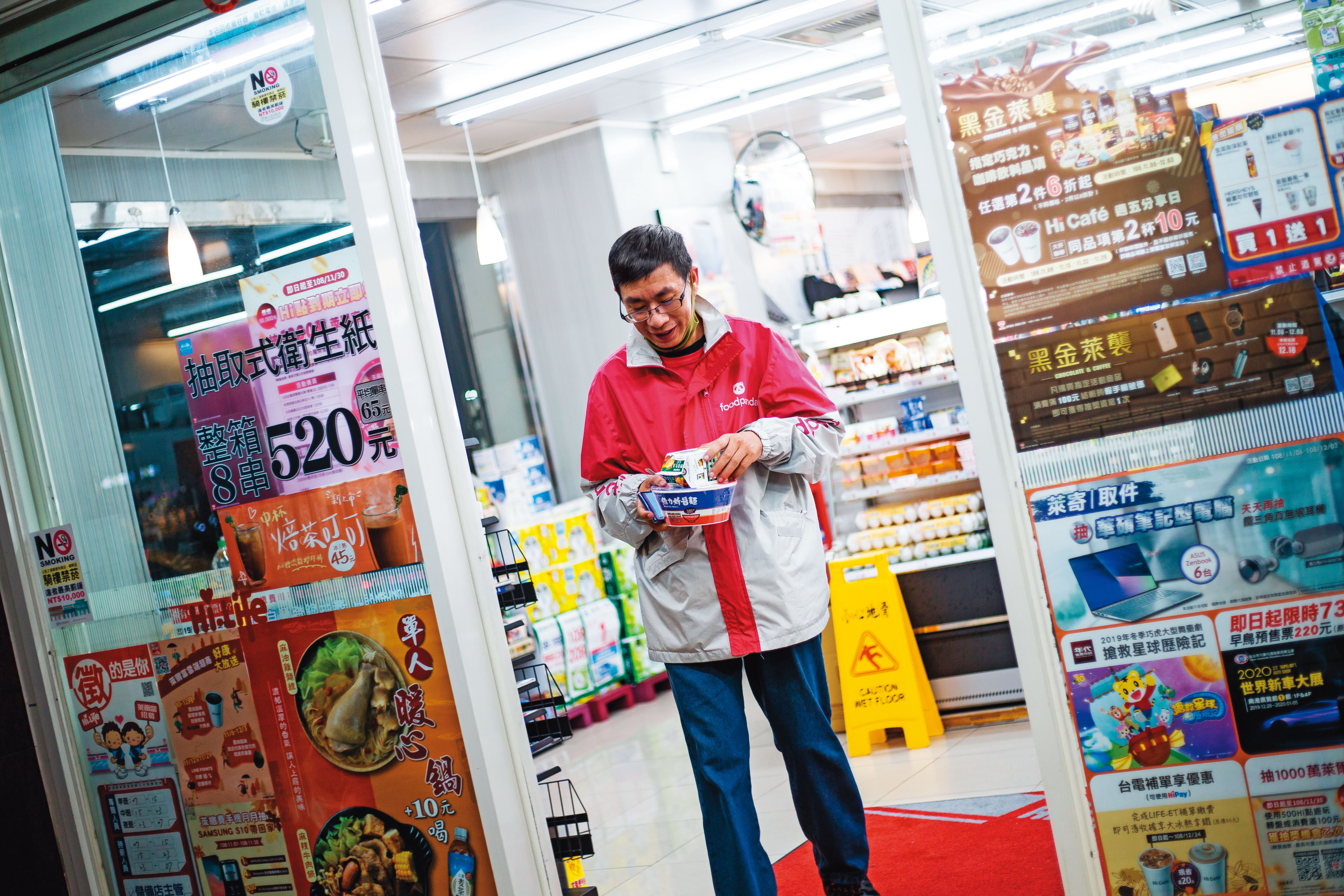 林俊文送美食維生，自己則在超商買零食、泡麵打發晚餐，想存錢帶太太去日本玩。