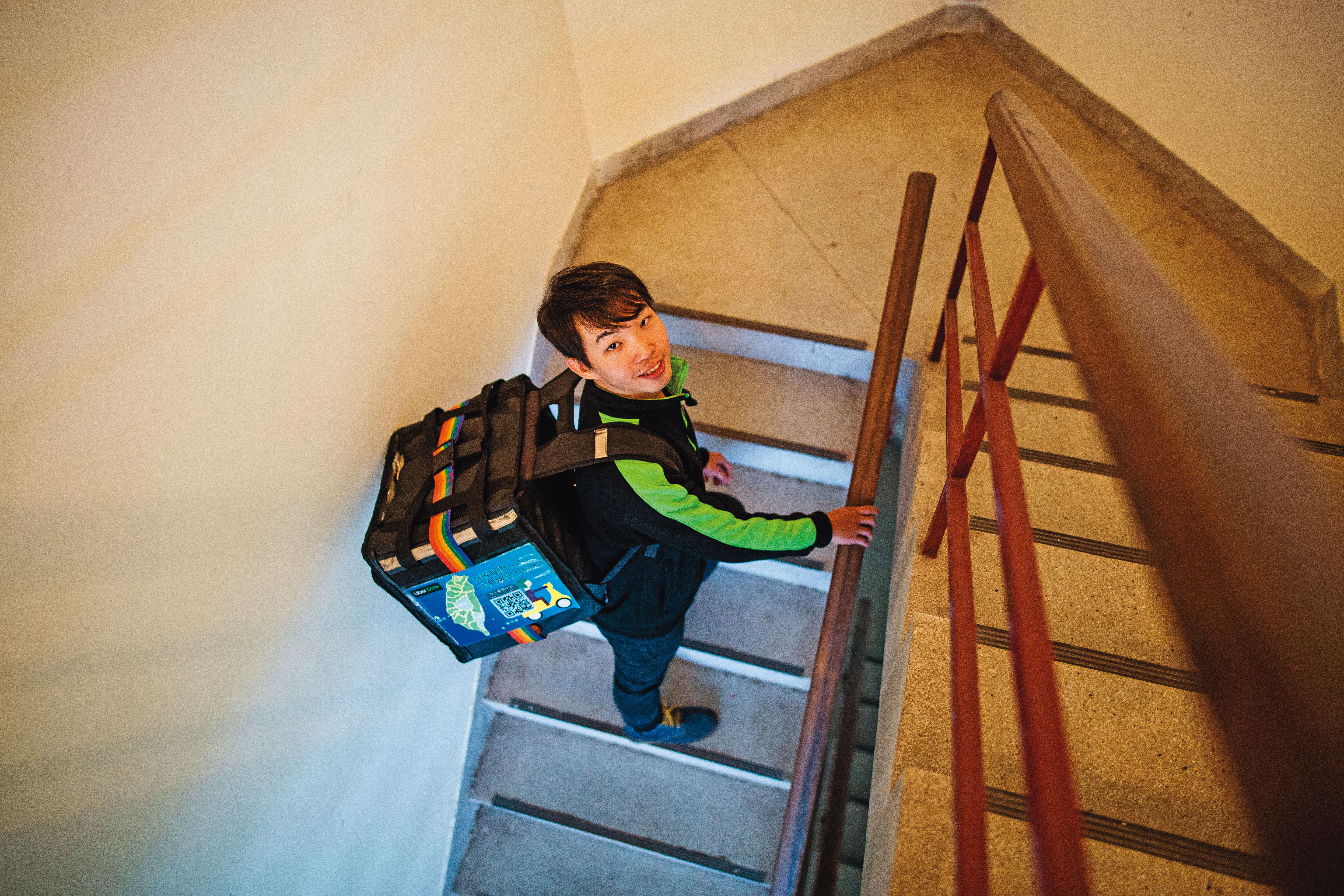 周世昌很珍惜這份兼差，自製UberEats外套和文宣，送餐時也十分體貼有耐心。