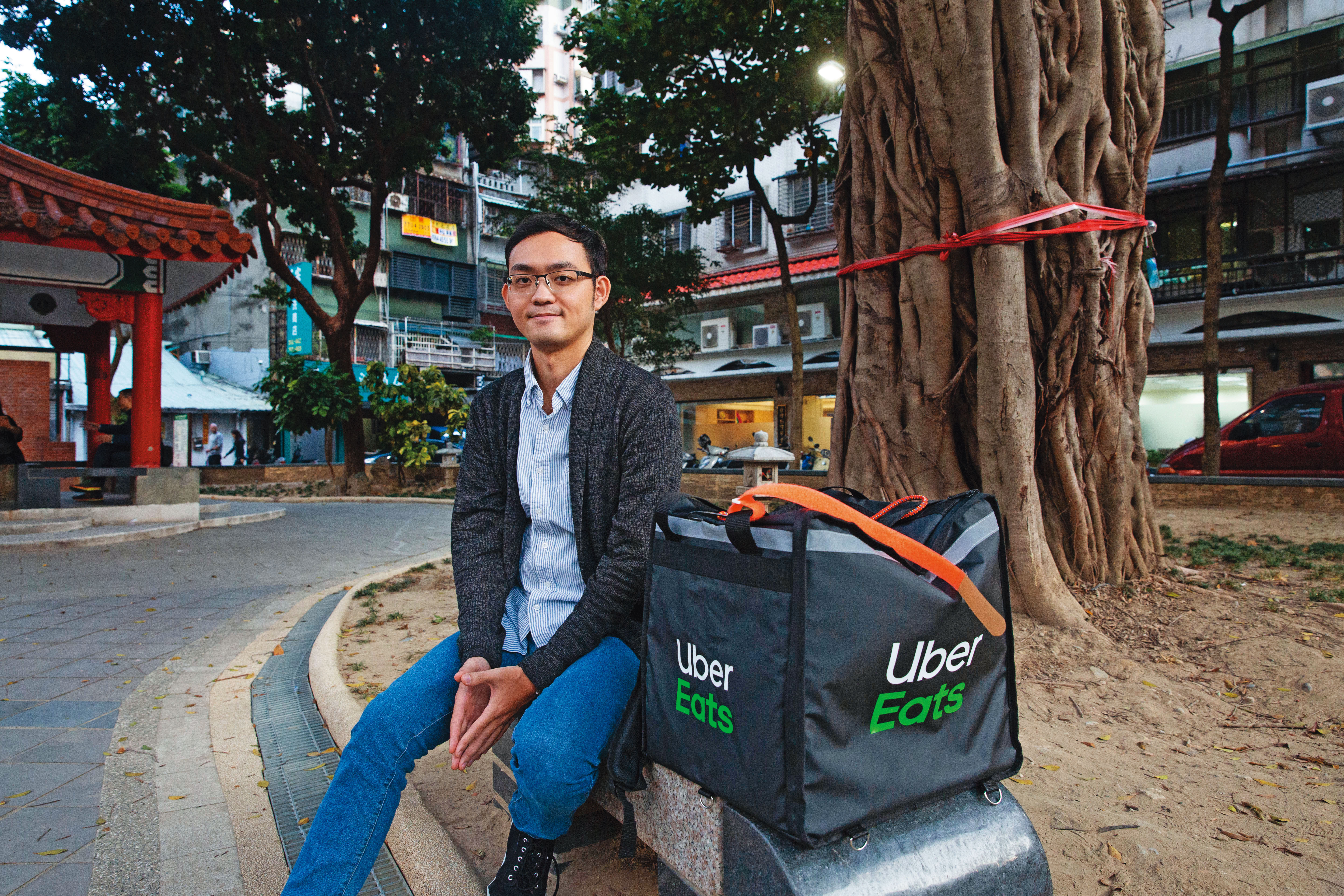 吳宇宗曾任電視台記者，2年前為投入演員夢想，離開新聞圈。在等待演出機會空檔，他跑外送養活自己。